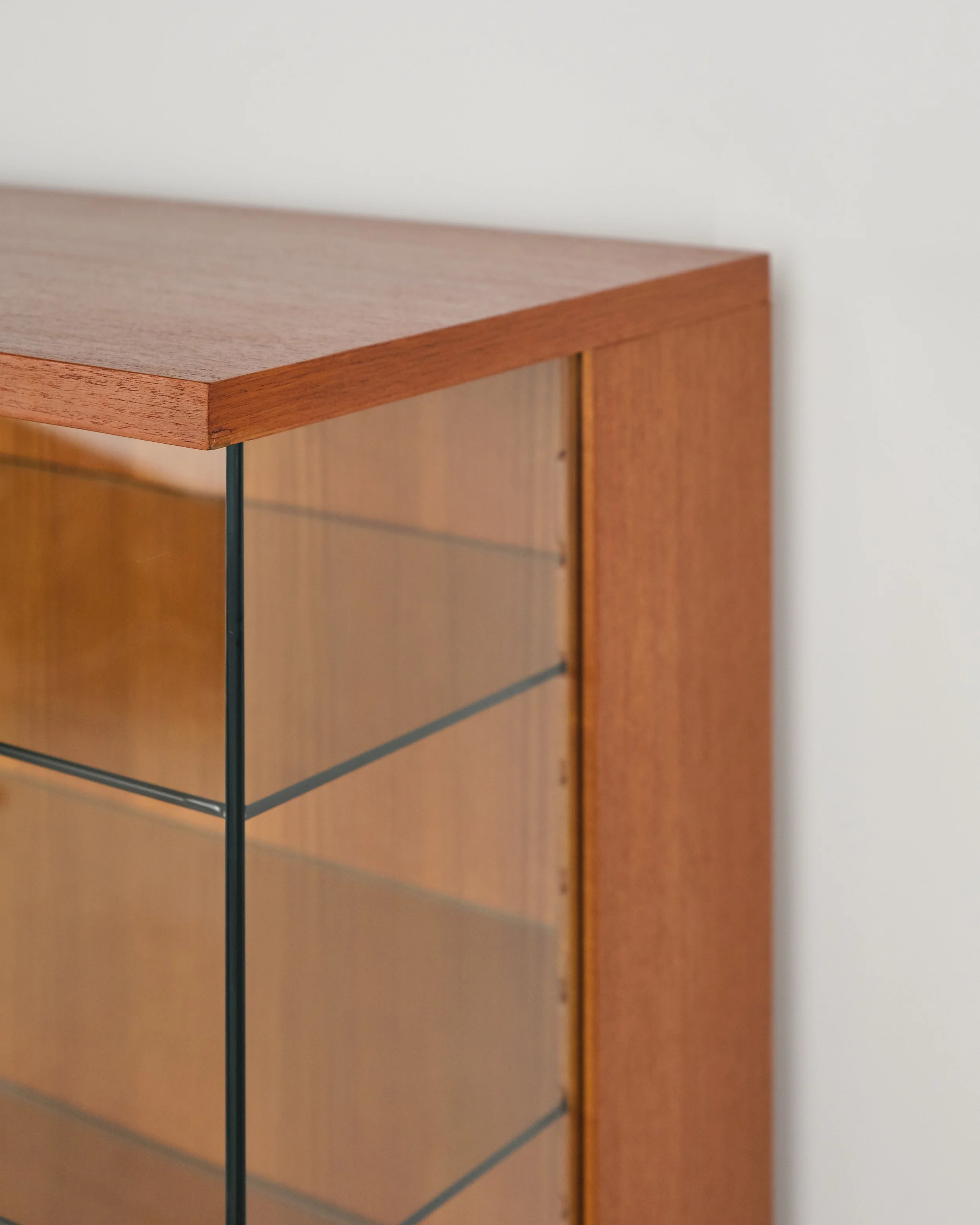 behr-dieter-waeckerlin-vitrine-glas-display-showcase-mid-century-modern-furniture-mucmodern-14.jpg