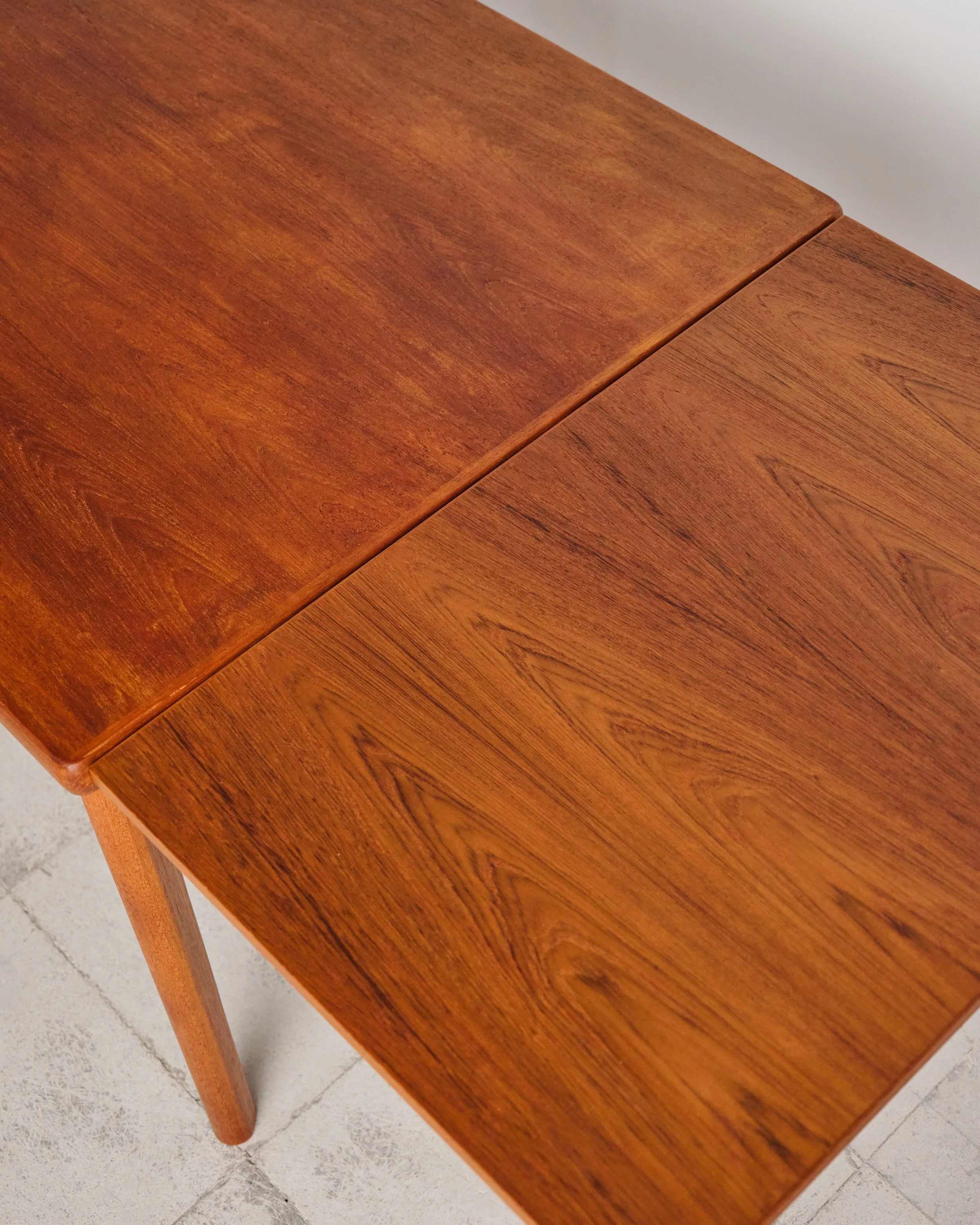 Tisch-table-henning-kjaernulf-mid-century-modern-furniture-mucmodern-25.jpg