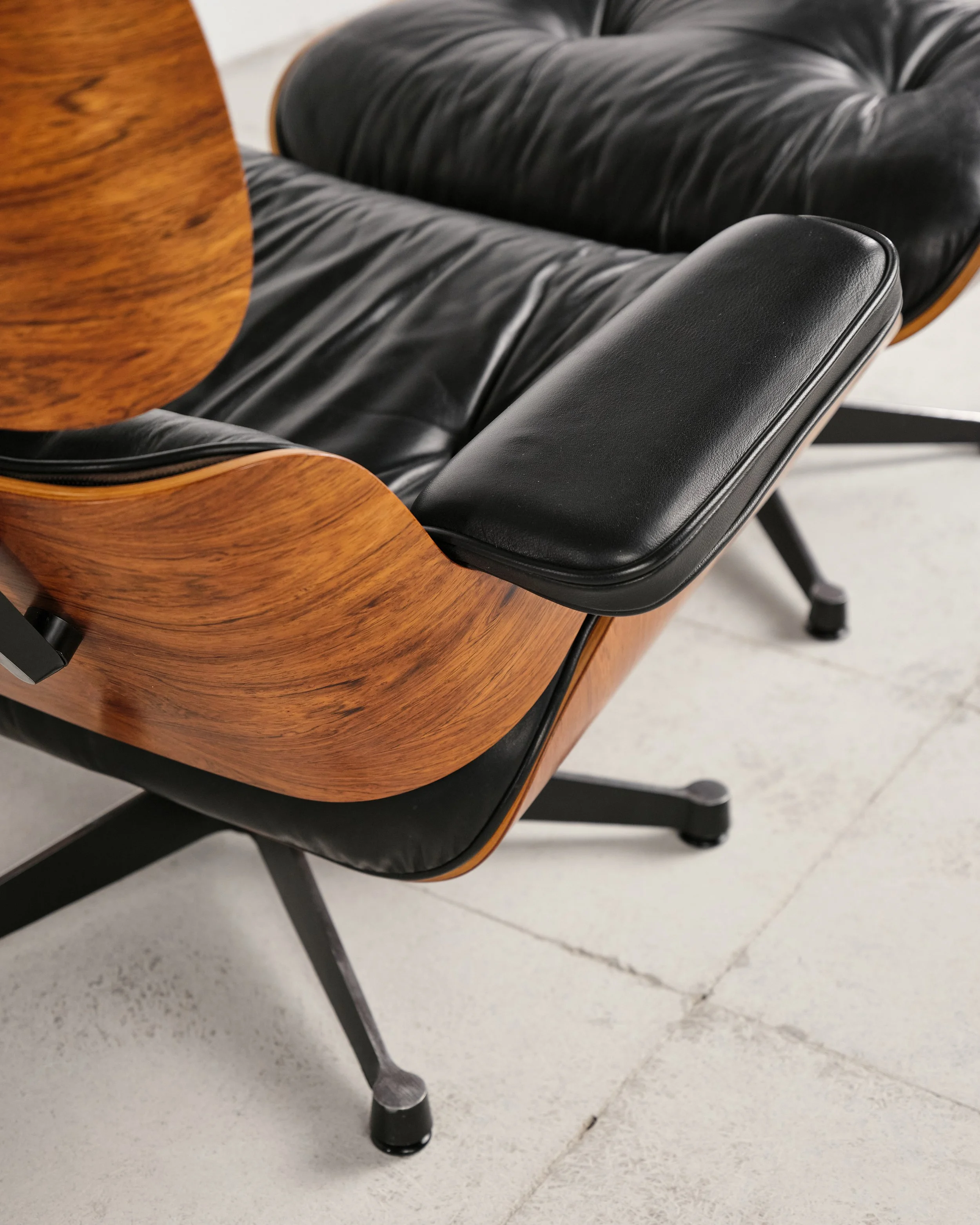 eames-lounge-chair-rosewood-palisander-vitra-herman-miller-mid-century-modern-furniture-mucmodern-13.jpg