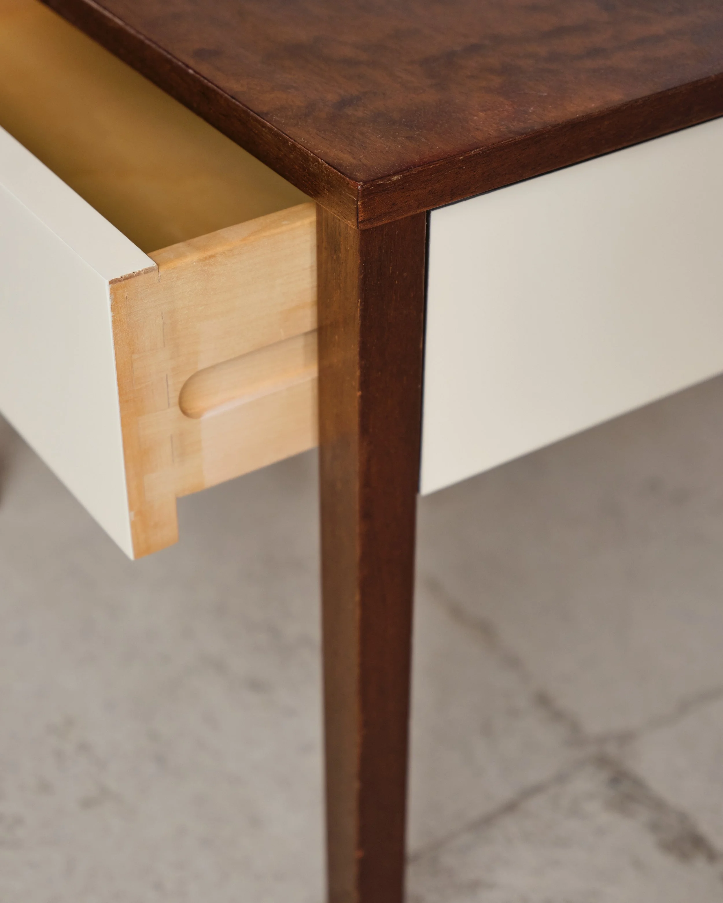florence-knoll-international-bedside-table-nightstand-mid-century-modern-furniture-mucmodern-14.jpg
