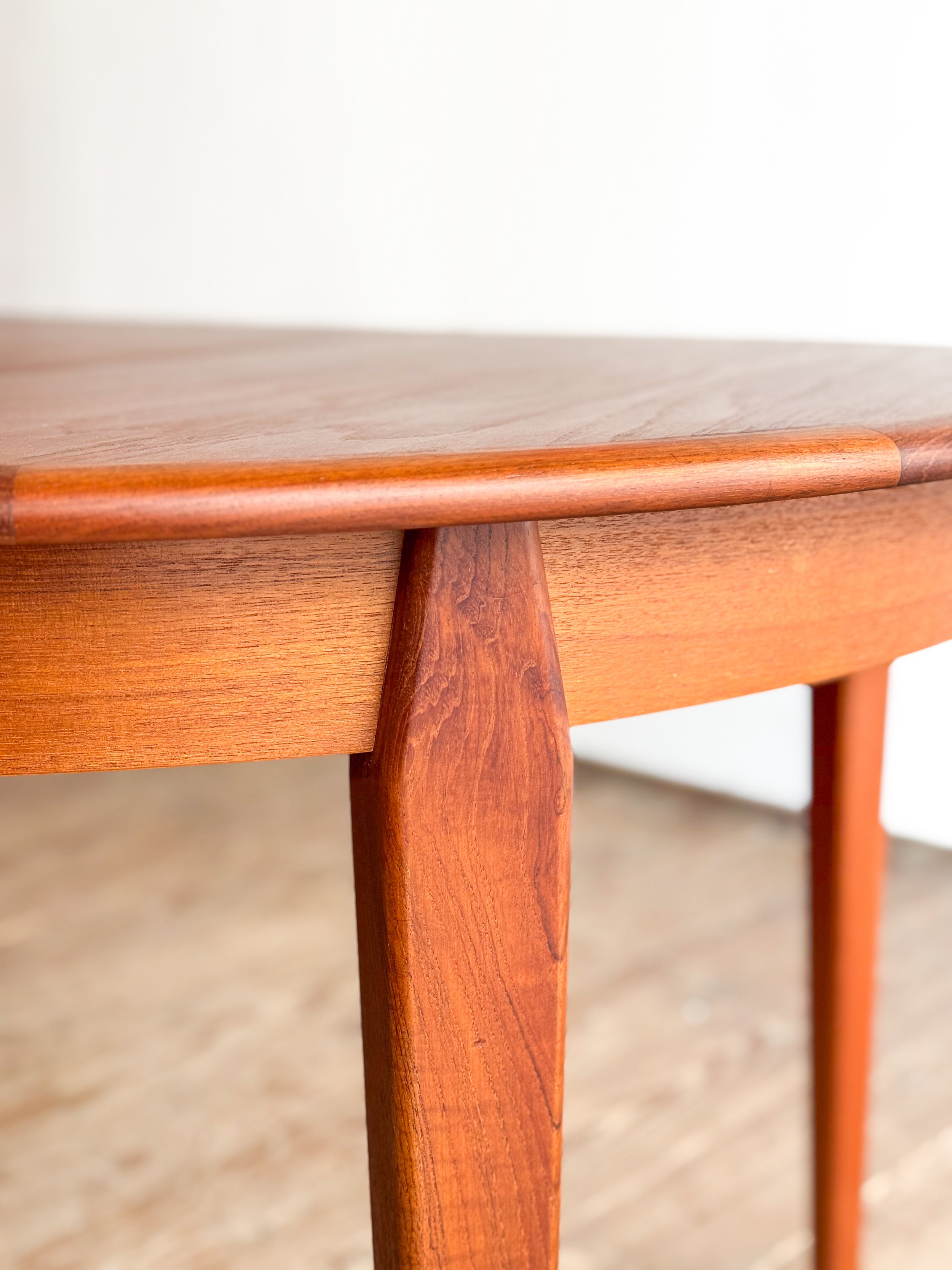 Erweiterbarer-runder-Esstisch-table-mid-century-modern-furniture-mucmodern-7.jpg