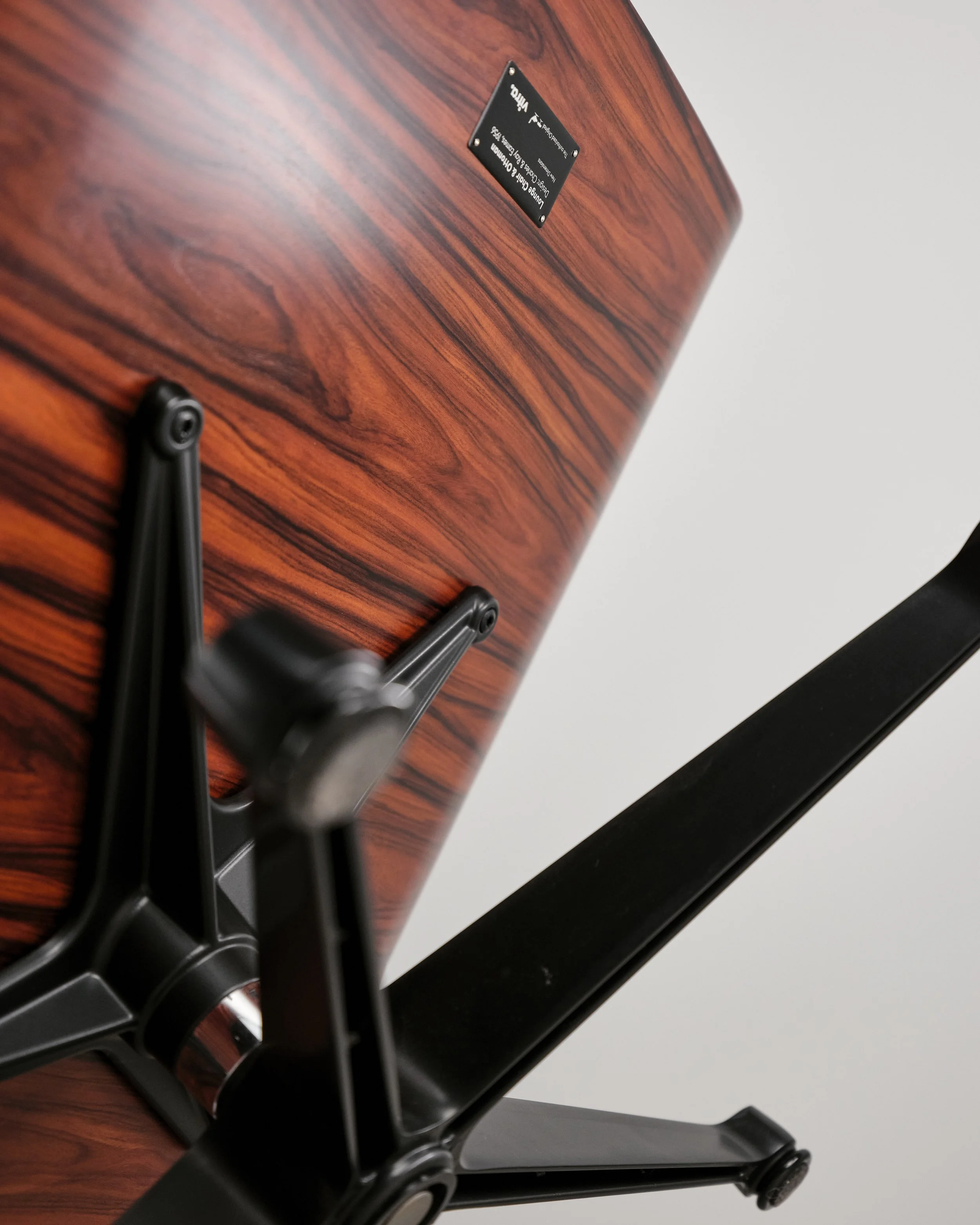 eames-lounge-chair-ottoman-rosewood-palisander-vitra-mid-century-modern-furniture-mucmodern-28.jpg