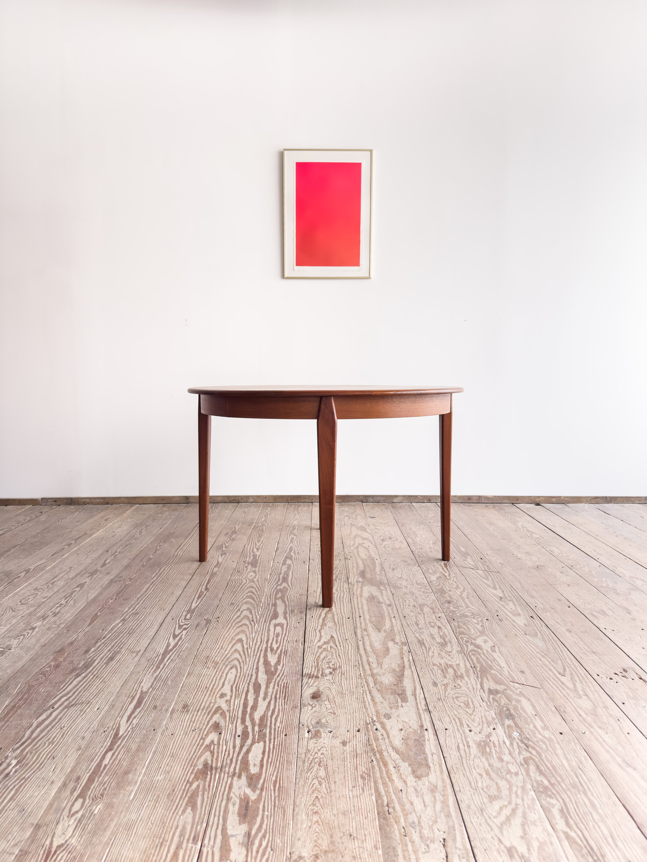 Erweiterbarer-runder-Esstisch-table-mid-century-modern-furniture-mucmodern-1.jpg