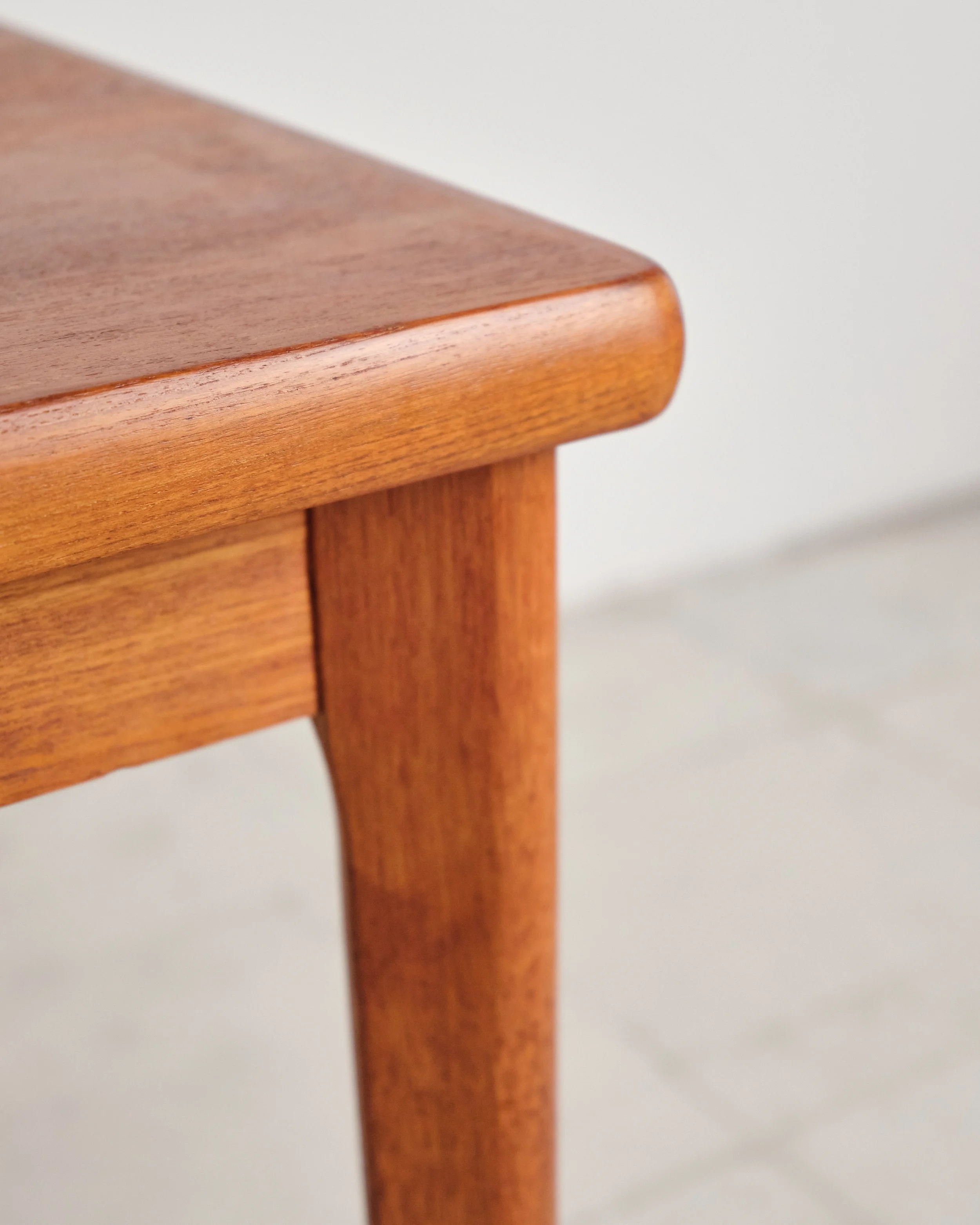 Tisch-table-henning-kjaernulf-mid-century-modern-furniture-mucmodern-16.jpg