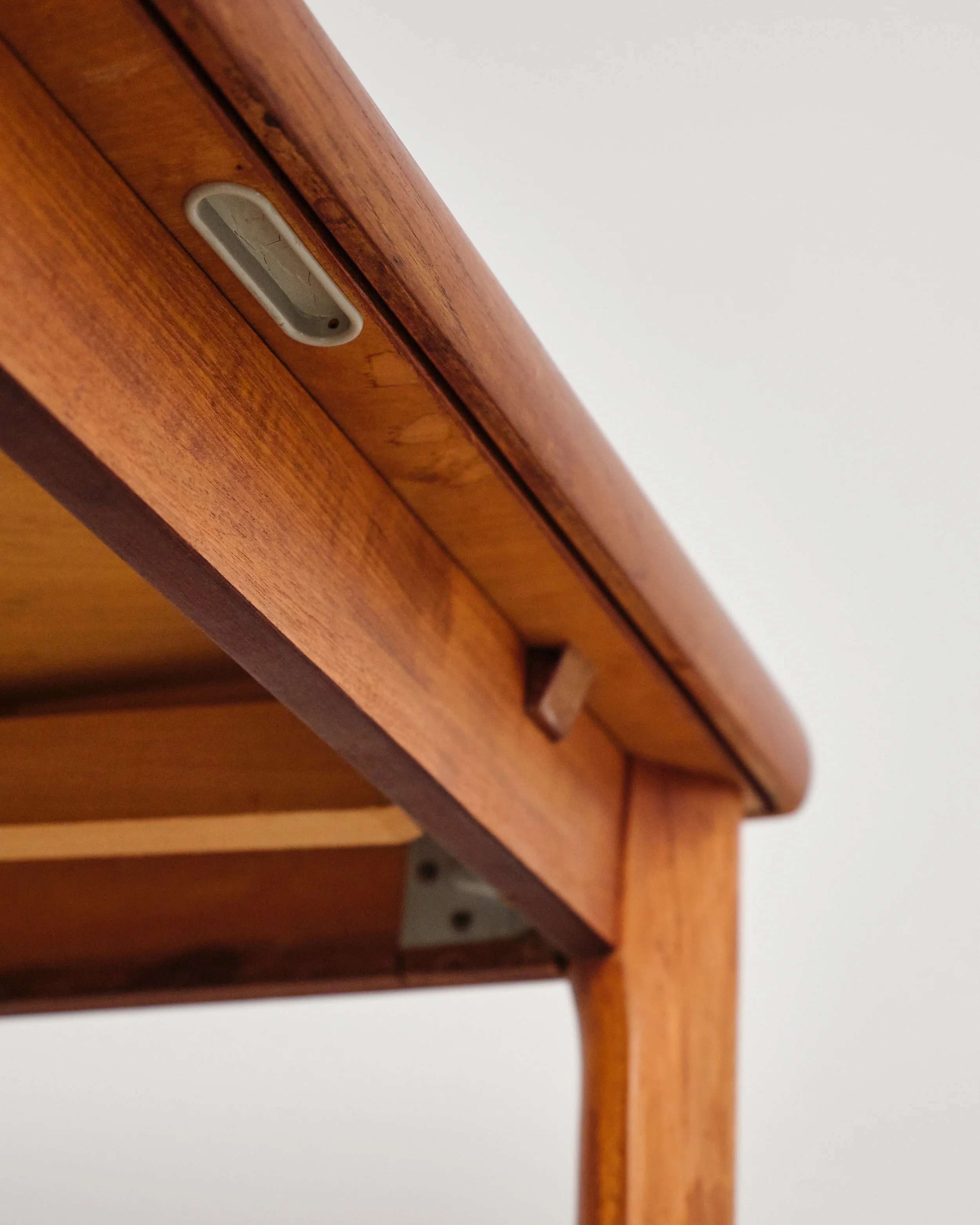 Tisch-table-henning-kjaernulf-mid-century-modern-furniture-mucmodern-17.jpg