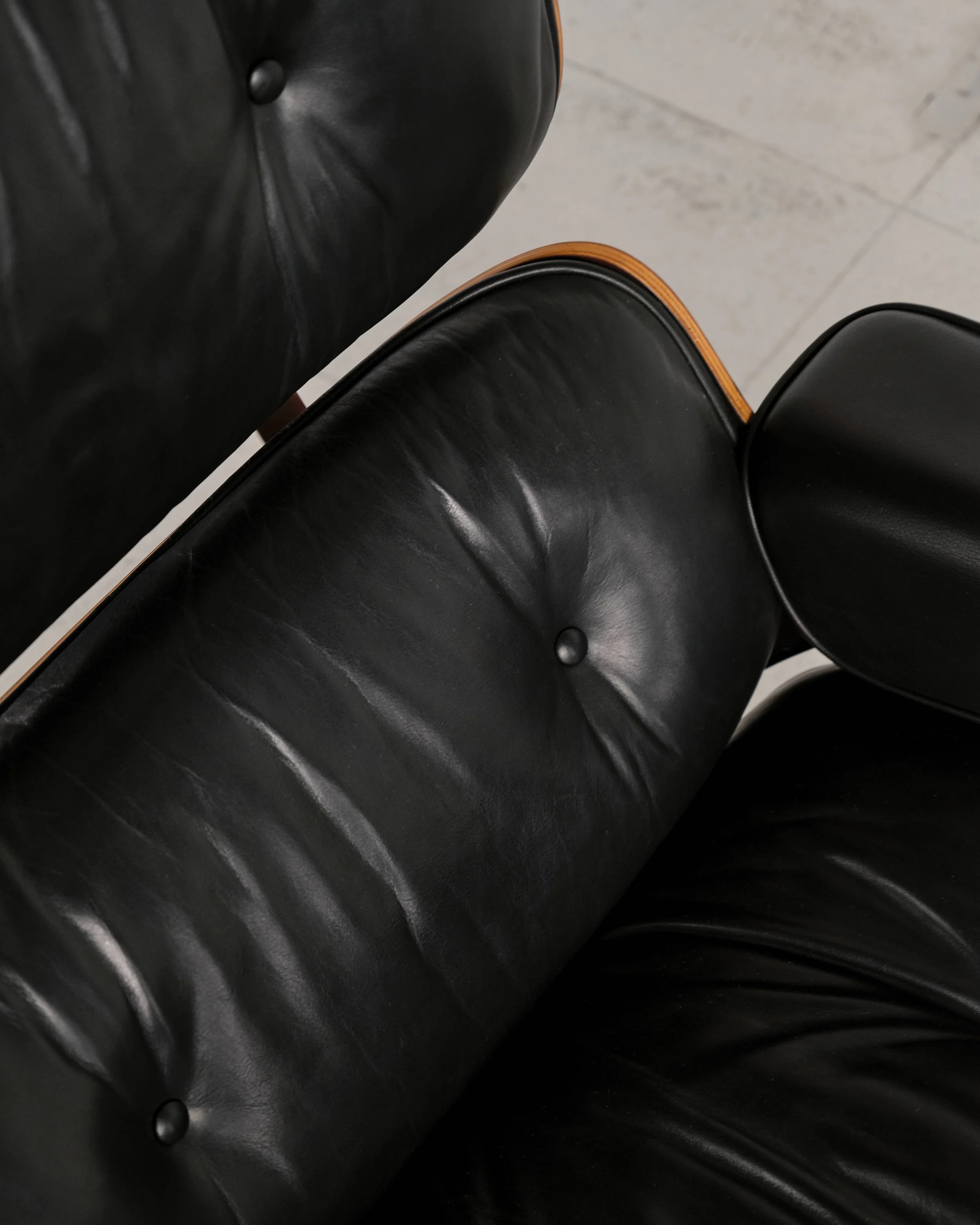 eames-lounge-chair-rosewood-palisander-vitra-herman-miller-mid-century-modern-furniture-mucmodern-20.jpg