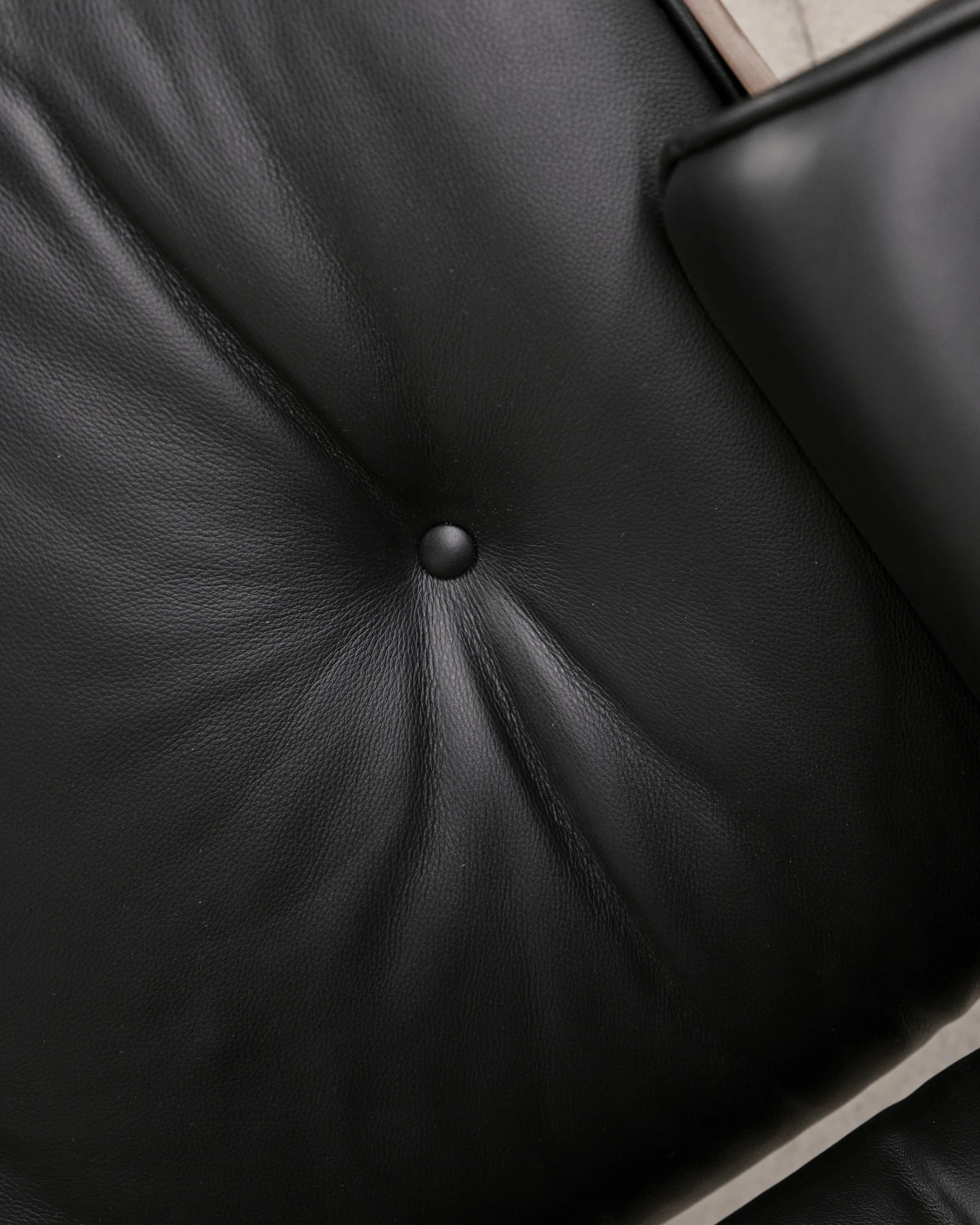 eames-lounge-chair-ottoman-schwarz-black-vitra-mid-century-modern-furniture-mucmodern-31.jpg