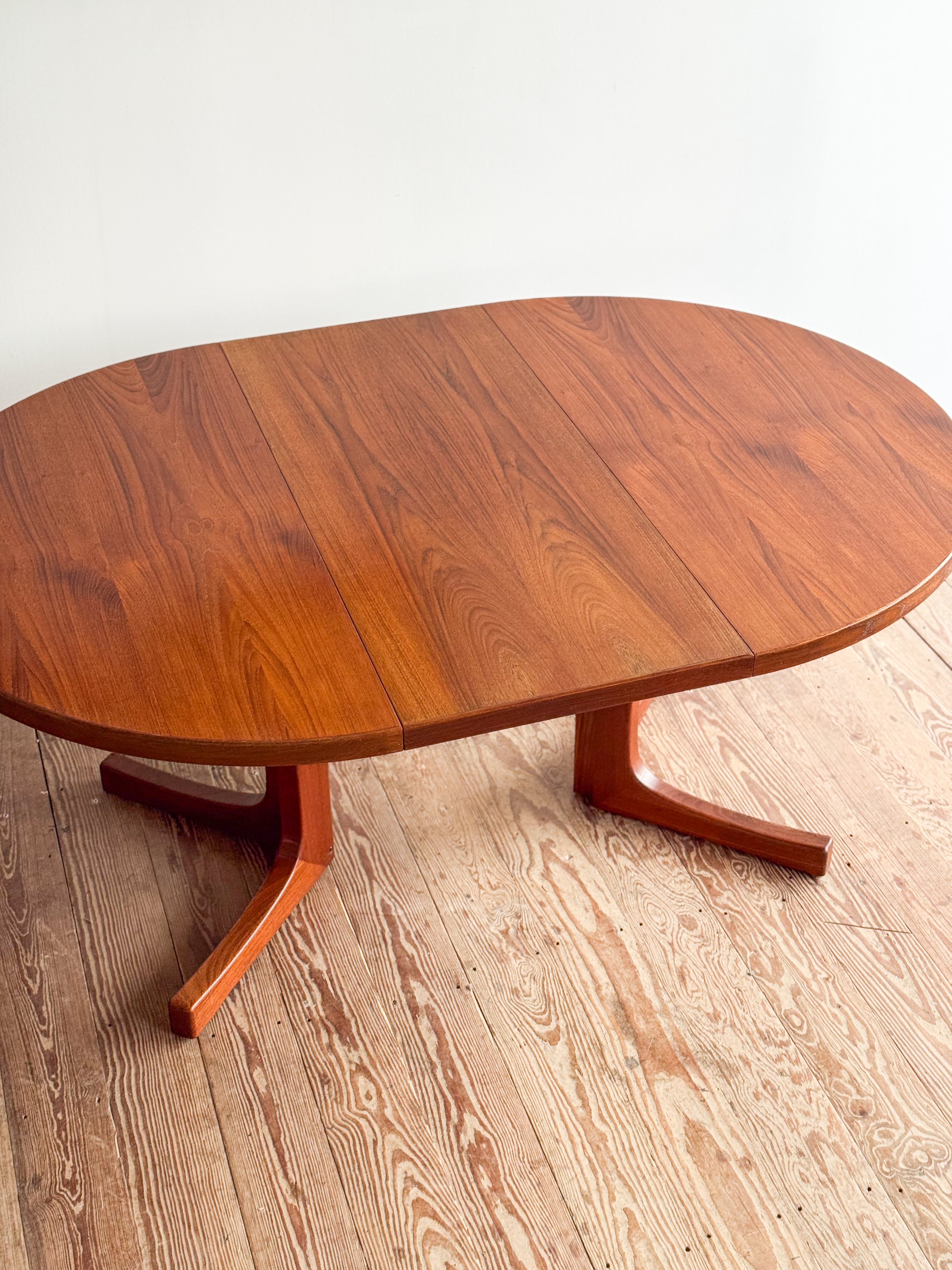 round-table-massive-teak-wood-mid-century-modern-furniture-mucmodern-10.jpg