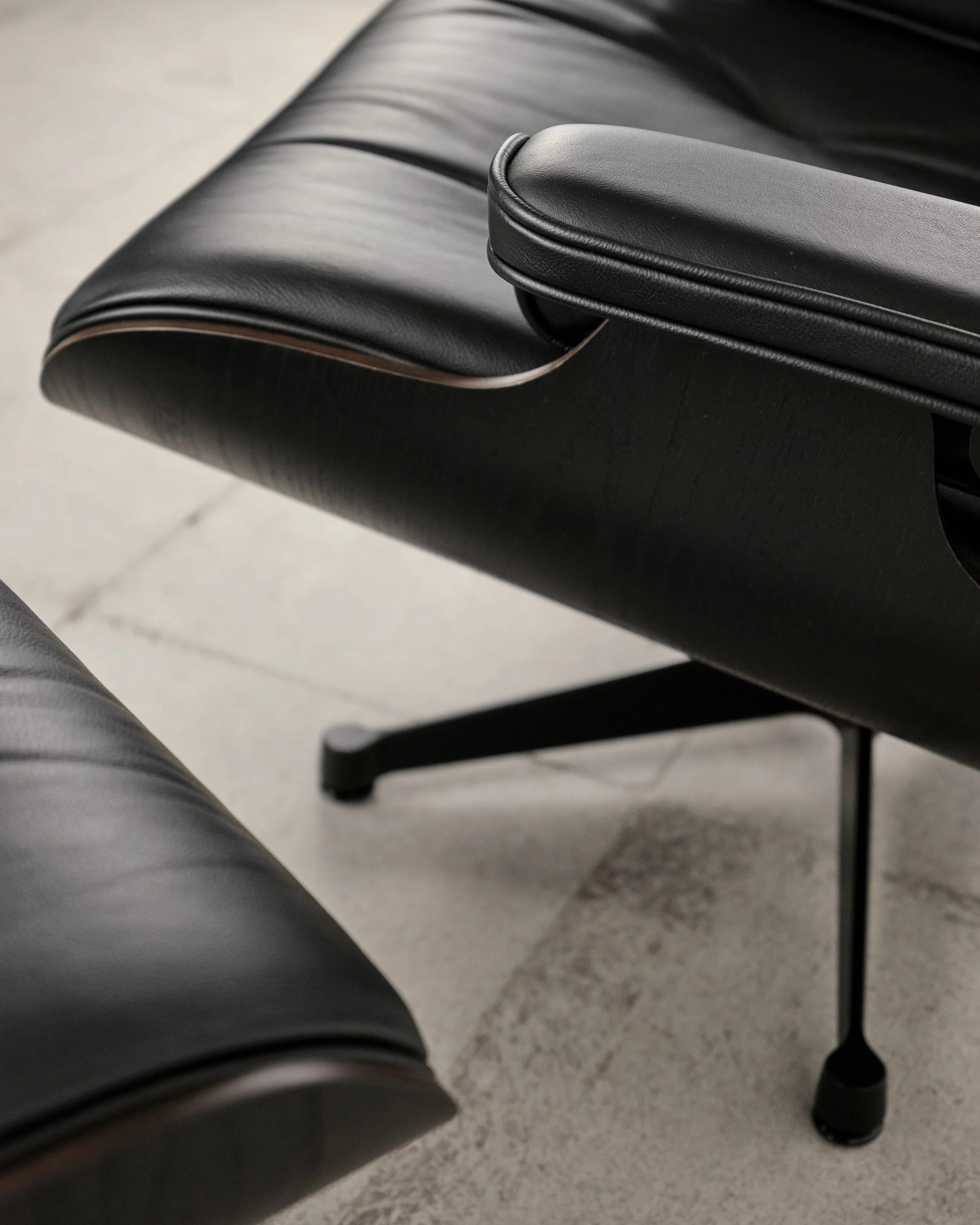 eames-lounge-chair-ottoman-schwarz-black-vitra-mid-century-modern-furniture-mucmodern-22.jpg