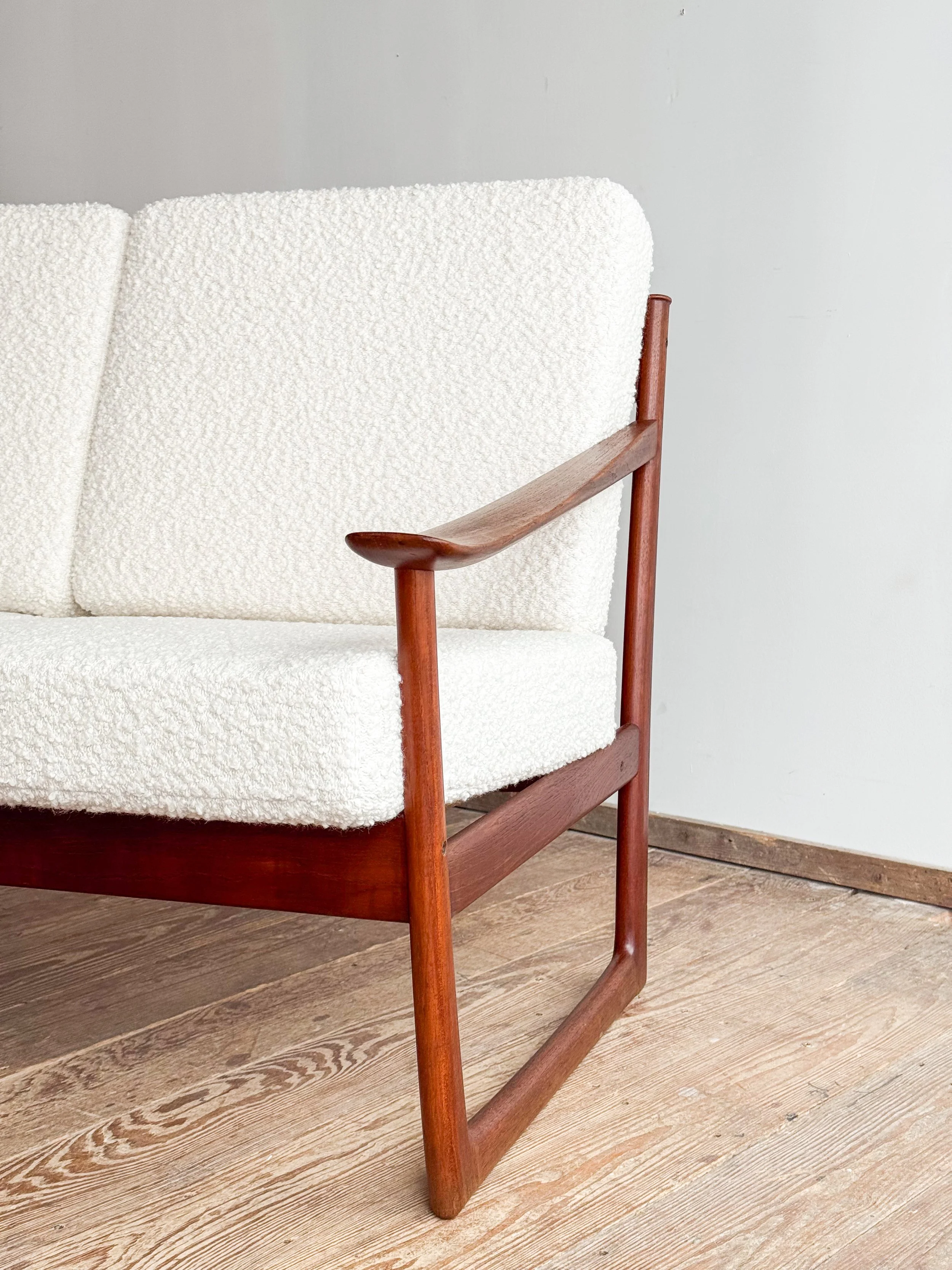 sofa-peter-hvidt-fd130-teak-mid-century-modern-furniture-mucmodern-18.jpg