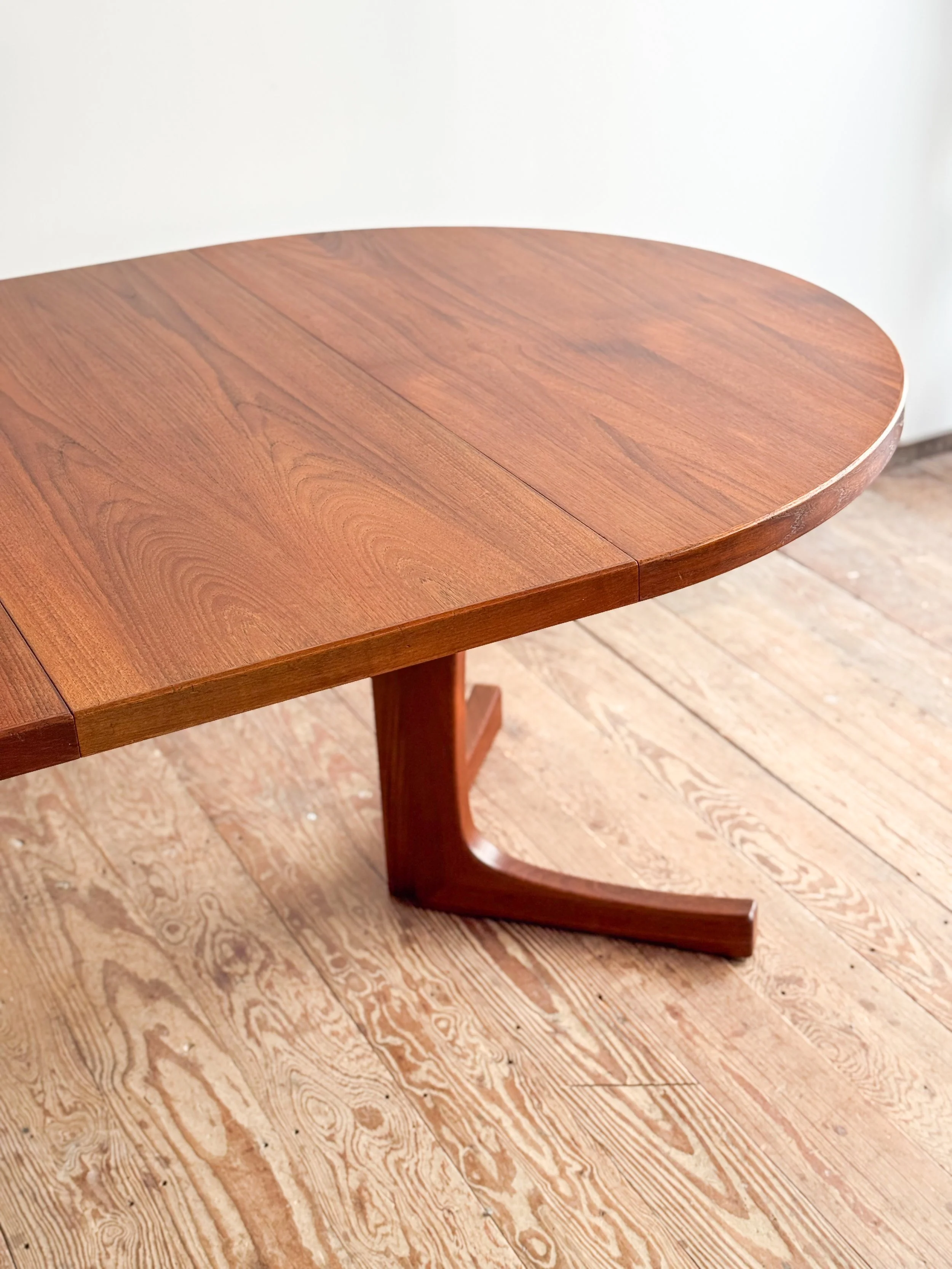 round-table-massive-teak-wood-mid-century-modern-furniture-mucmodern-14.jpg