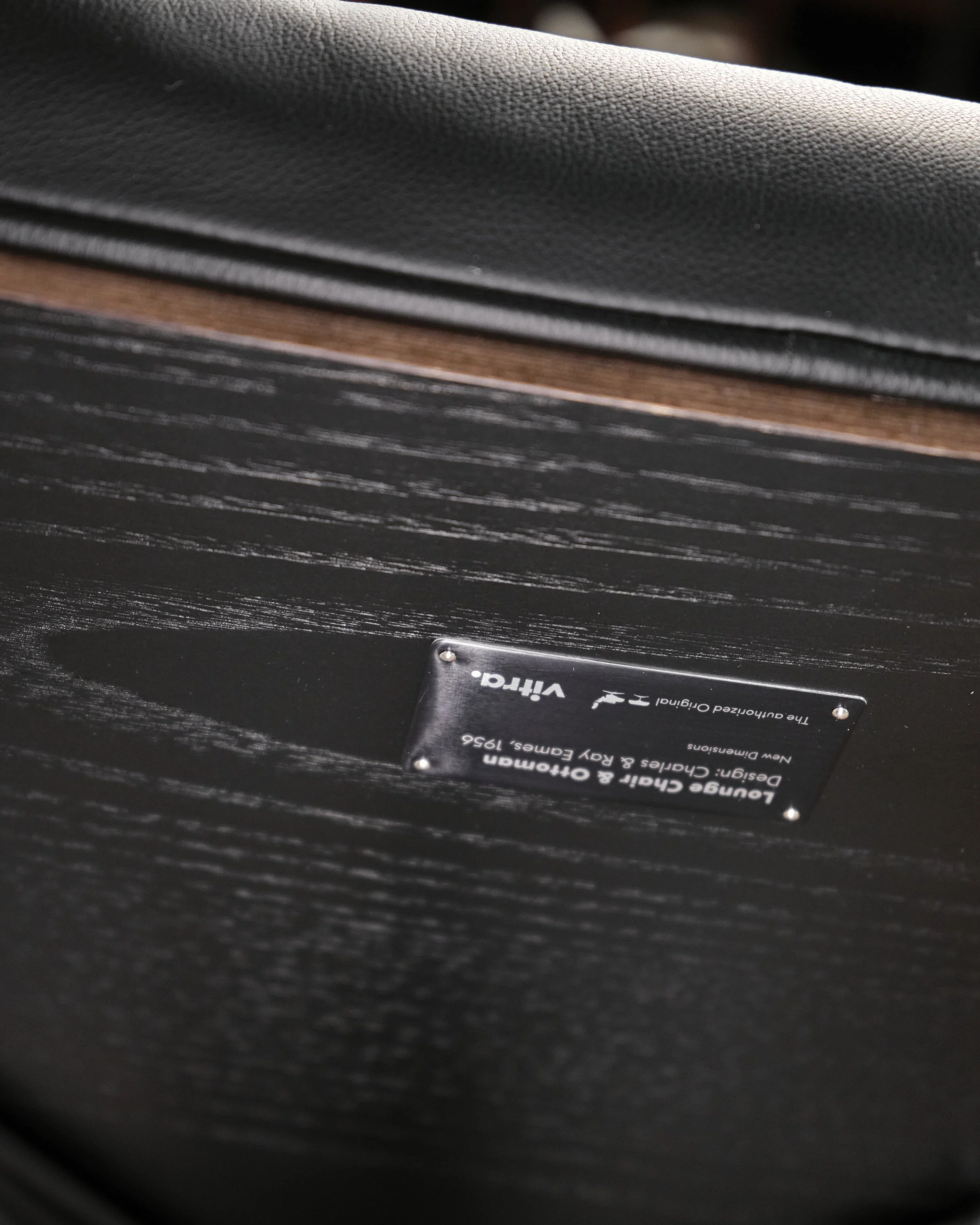 eames-lounge-chair-ottoman-schwarz-black-vitra-mid-century-modern-furniture-mucmodern-33.jpg