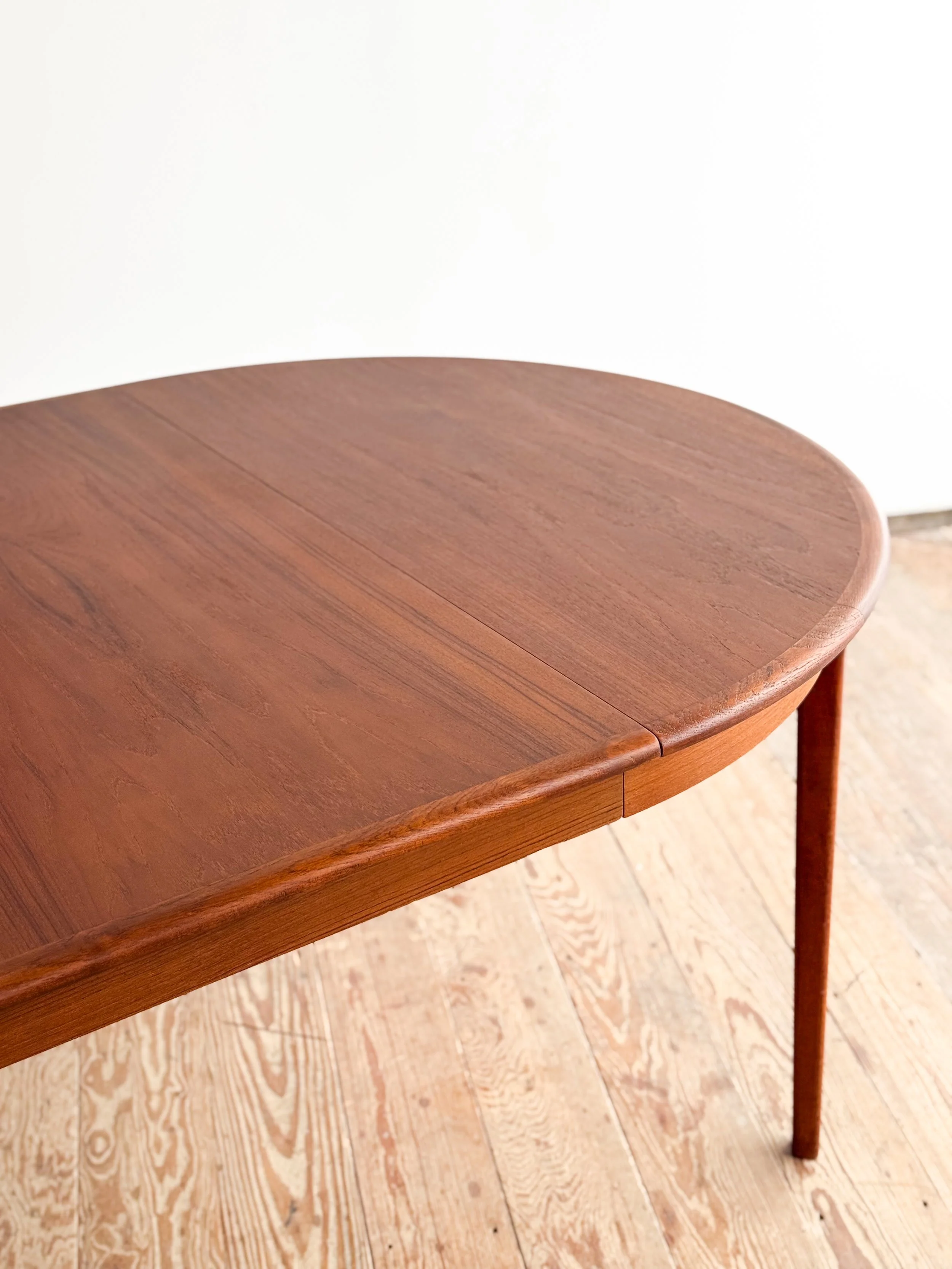 Erweiterbarer-runder-Esstisch-table-mid-century-modern-furniture-mucmodern-11.jpg