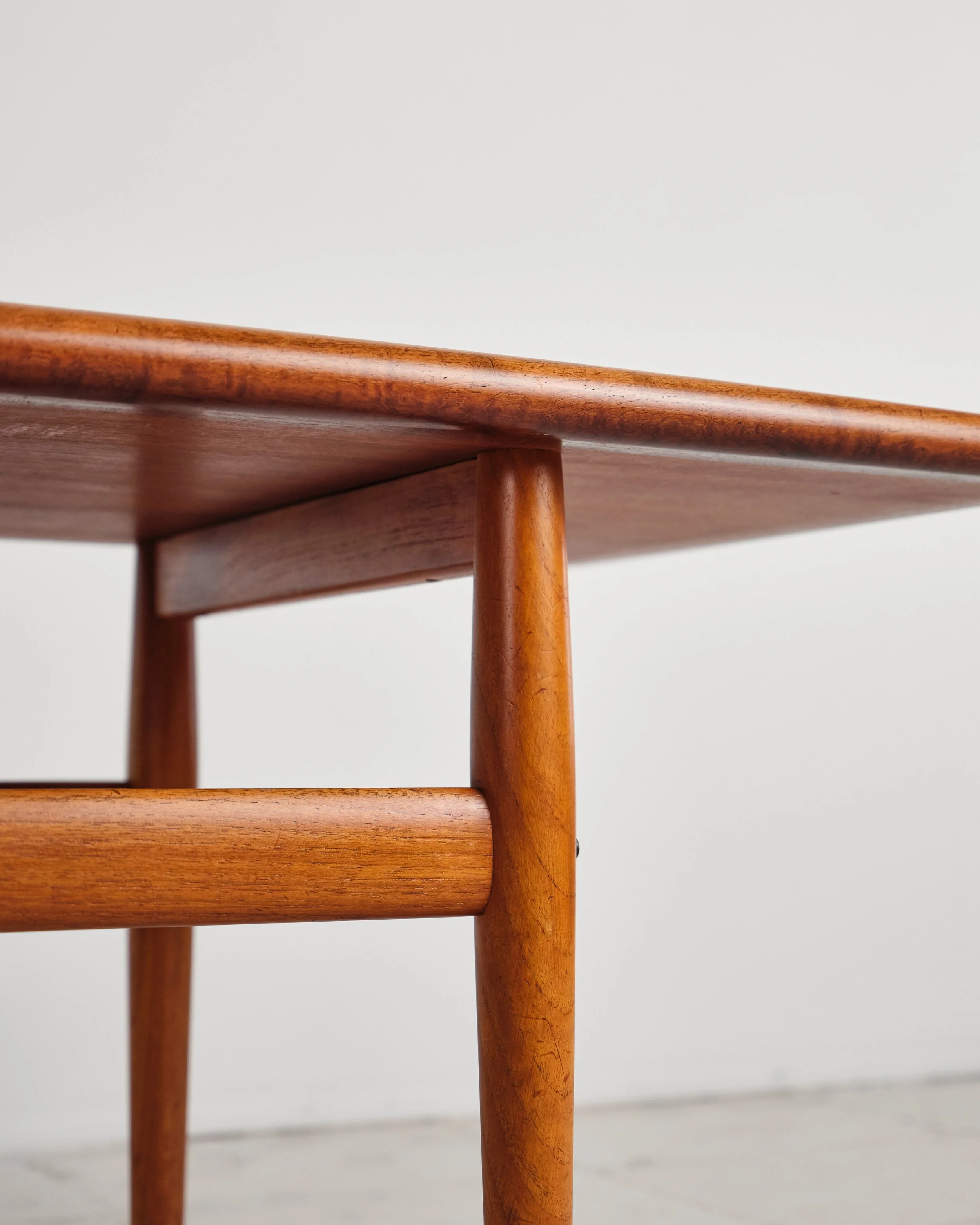 sofatisch-coffee-table-grete-jalk-mid-century-modern-furniture-mucmodern-12.jpg