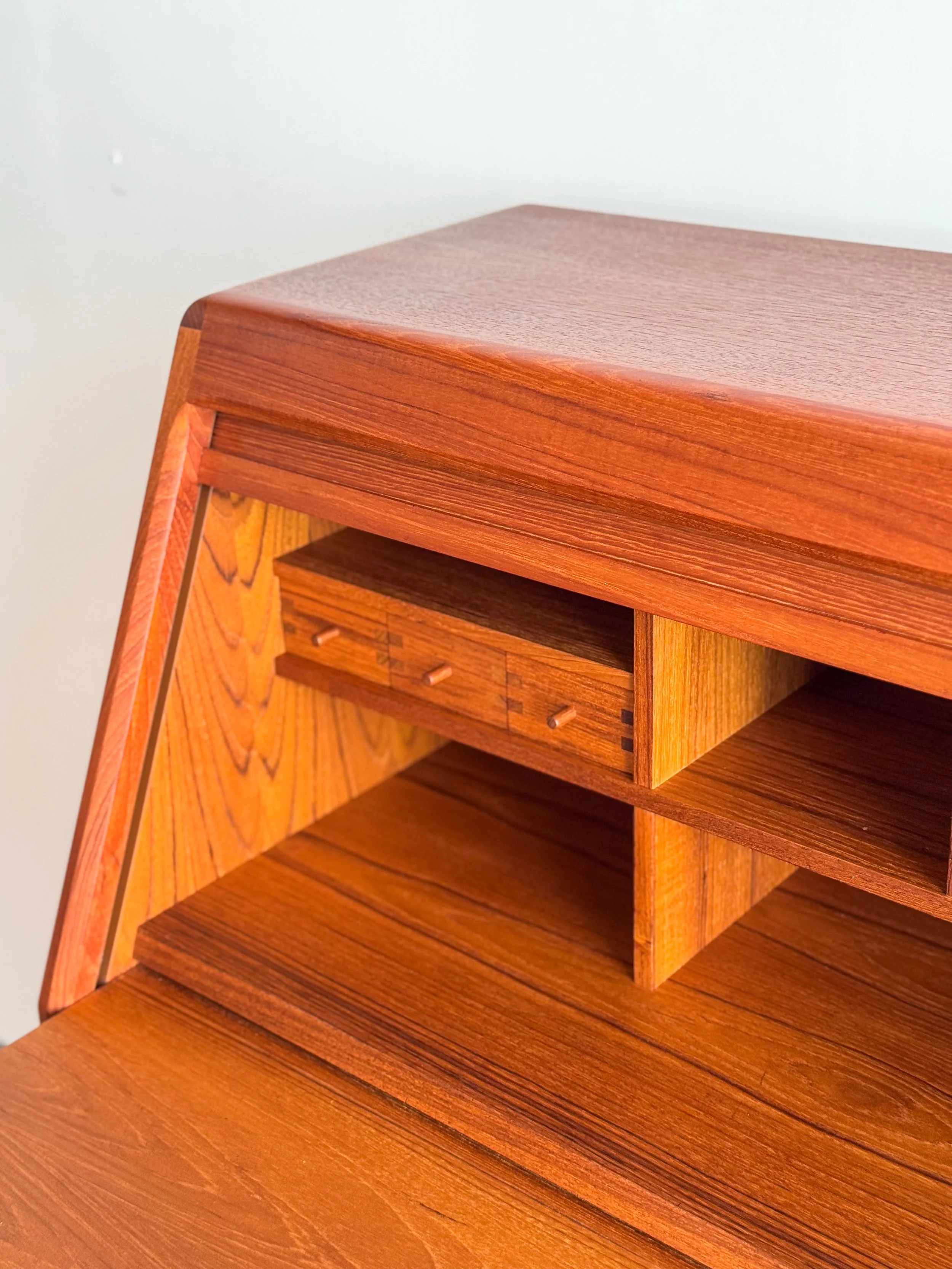 dyrlund-sekretär-secretary-desk-teak-mid-century-modern-furniture-mucmodern-12.jpg