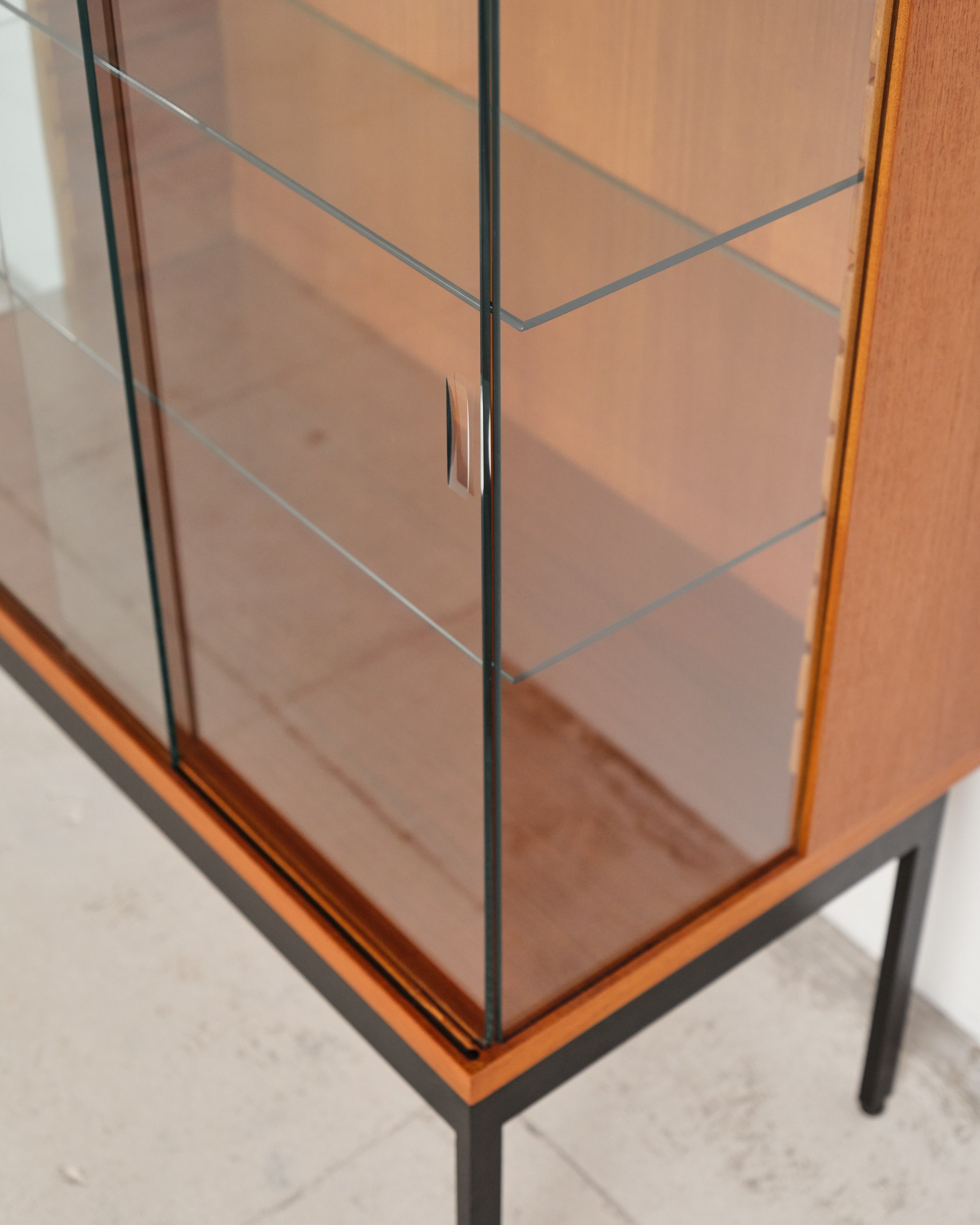 behr-dieter-waeckerlin-vitrine-glas-display-showcase-mid-century-modern-furniture-mucmodern-13.jpg