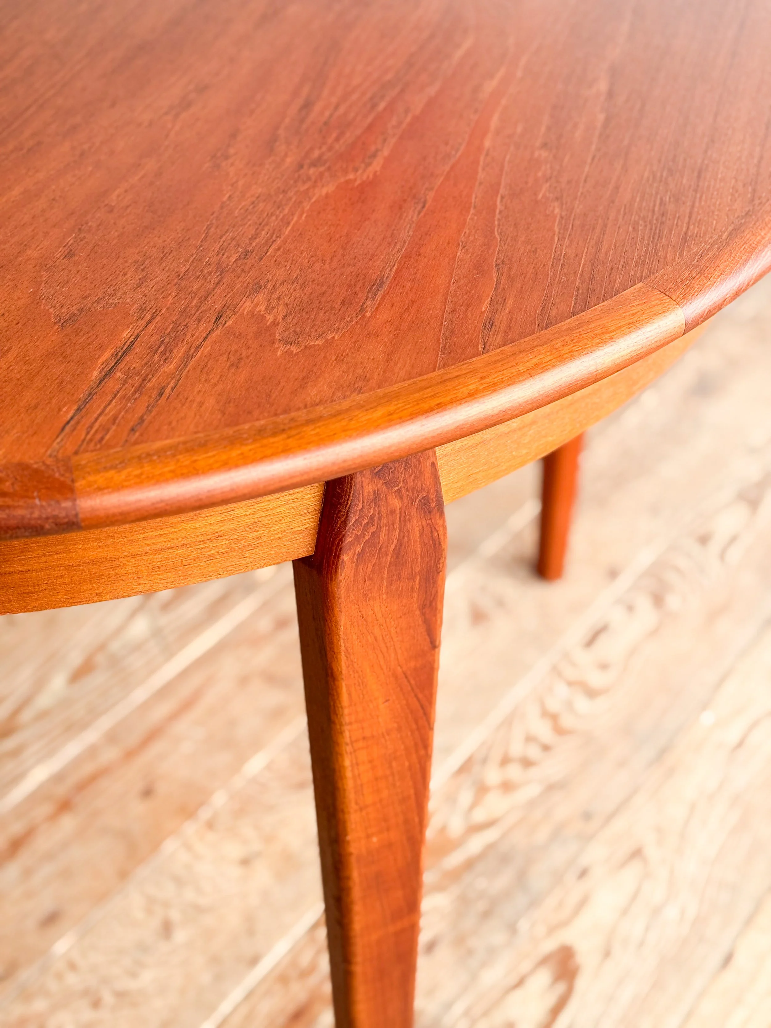 Erweiterbarer-runder-Esstisch-table-mid-century-modern-furniture-mucmodern-8.jpg