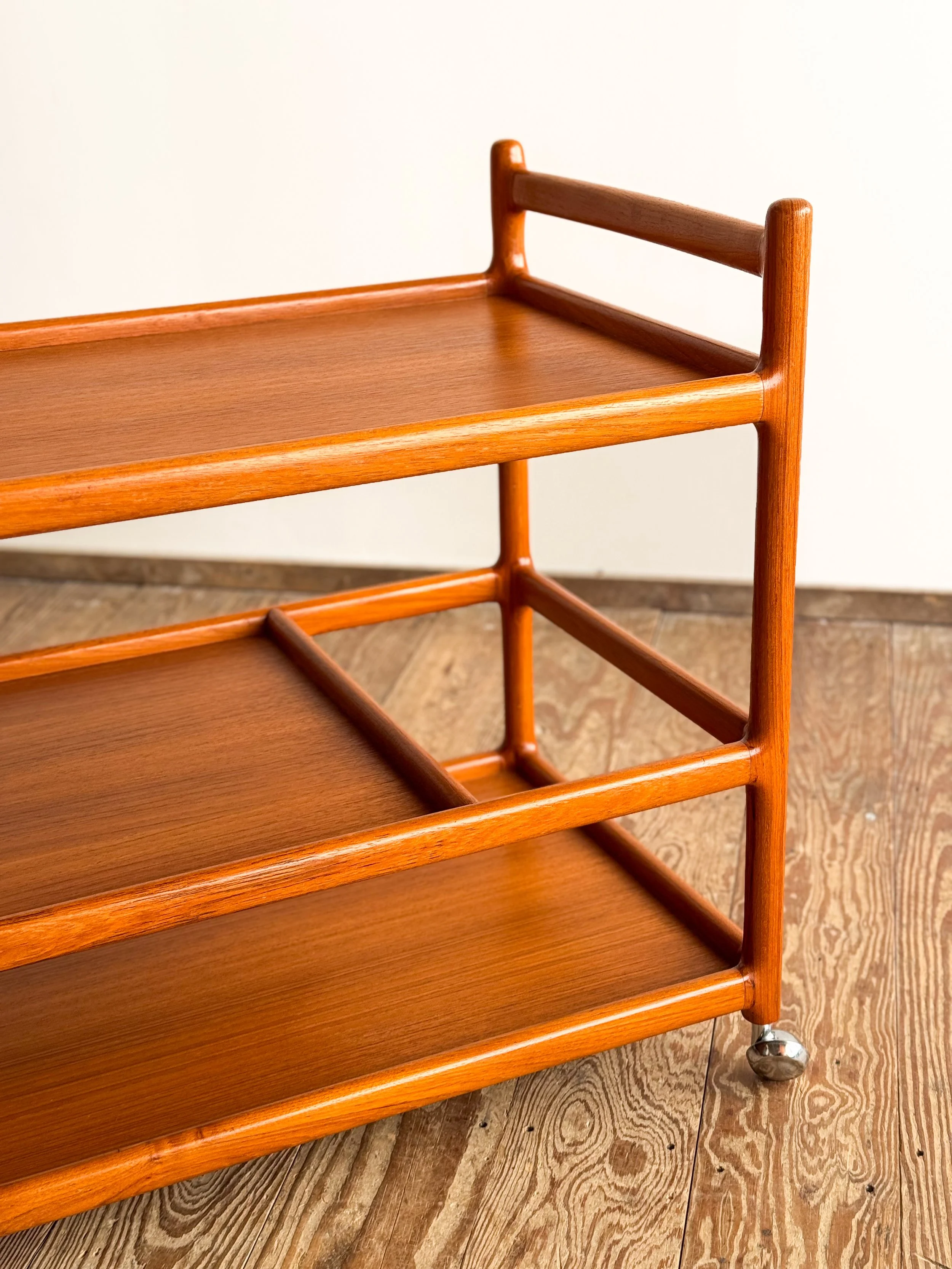 johannes-andersen-bar-trolley-mid-century-modern-furniture-mucmodern-8.jpg