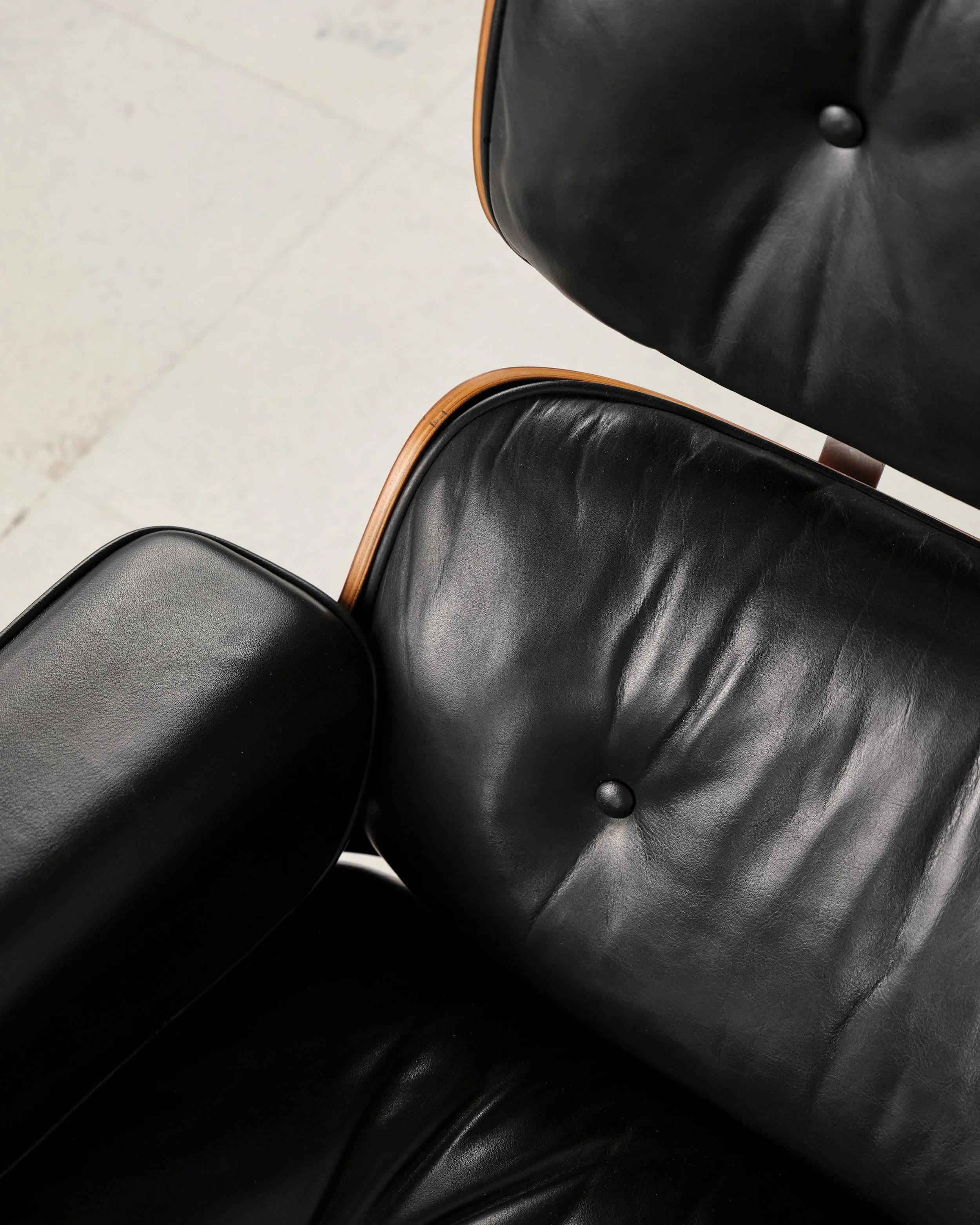 eames-lounge-chair-rosewood-palisander-vitra-herman-miller-mid-century-modern-furniture-mucmodern-15.jpg