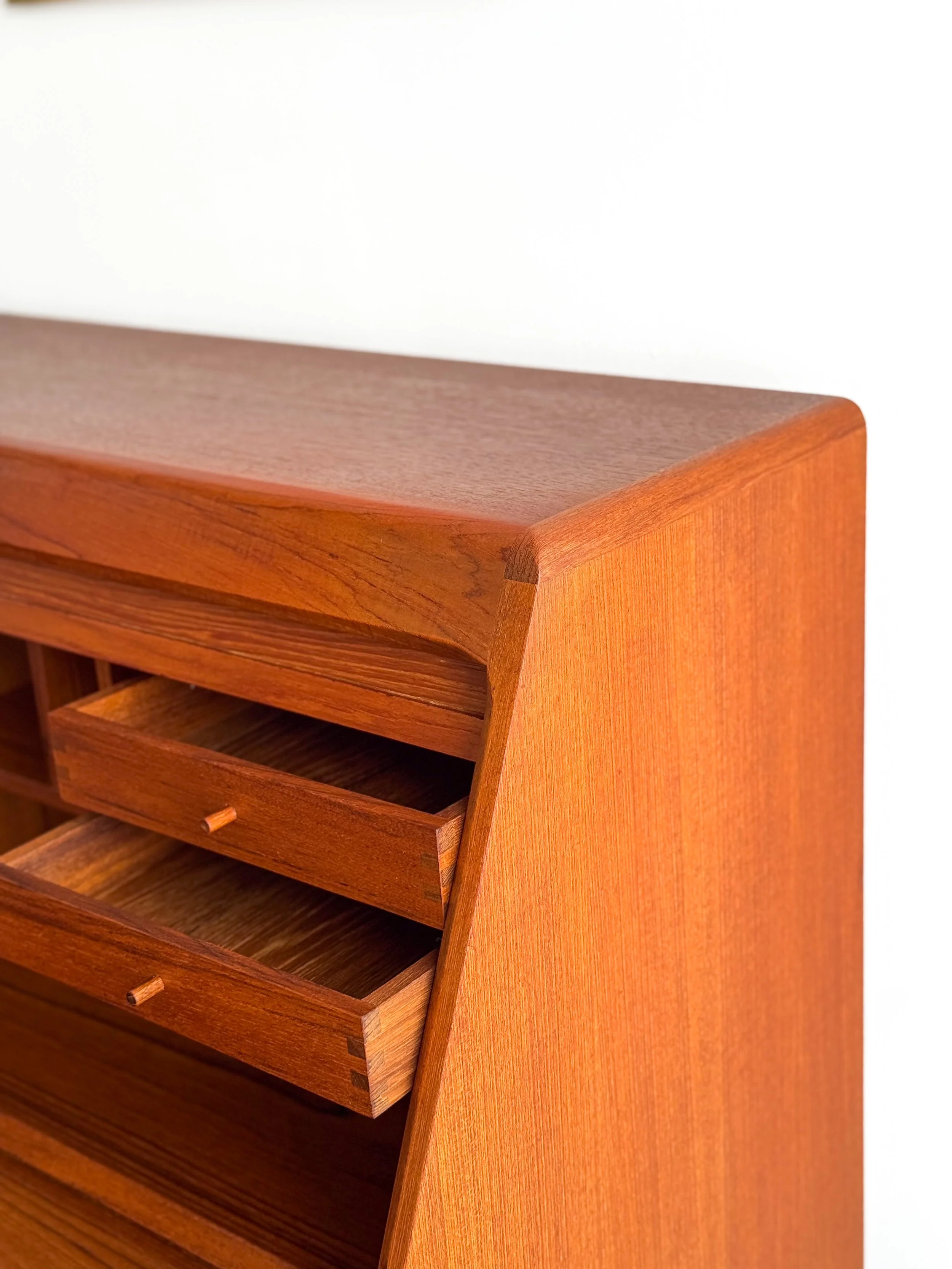 dyrlund-sekretär-secretary-desk-teak-mid-century-modern-furniture-mucmodern-15.jpg