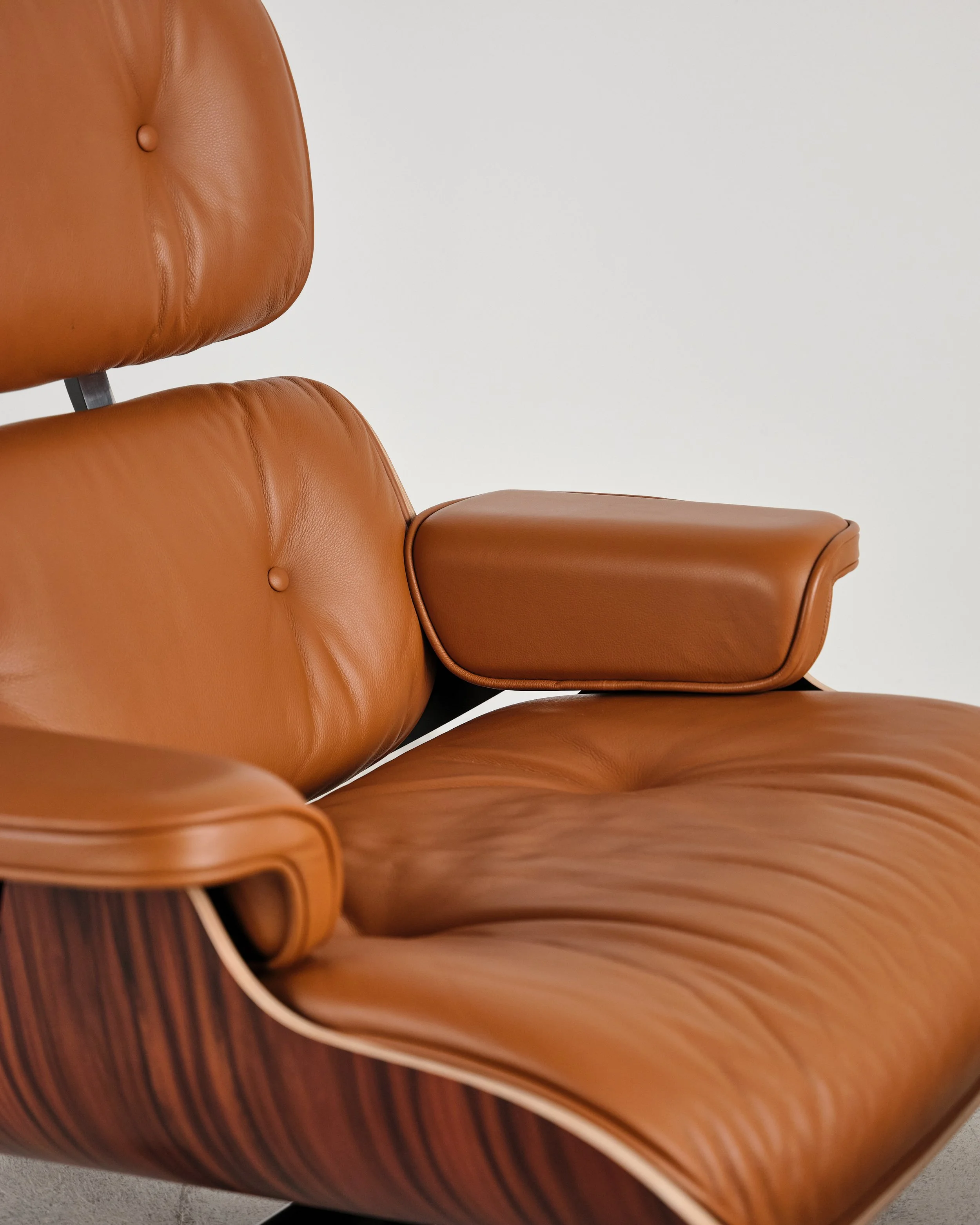 eames-lounge-chair-ottoman-rosewood-palisander-vitra-mid-century-modern-furniture-mucmodern-13.jpg