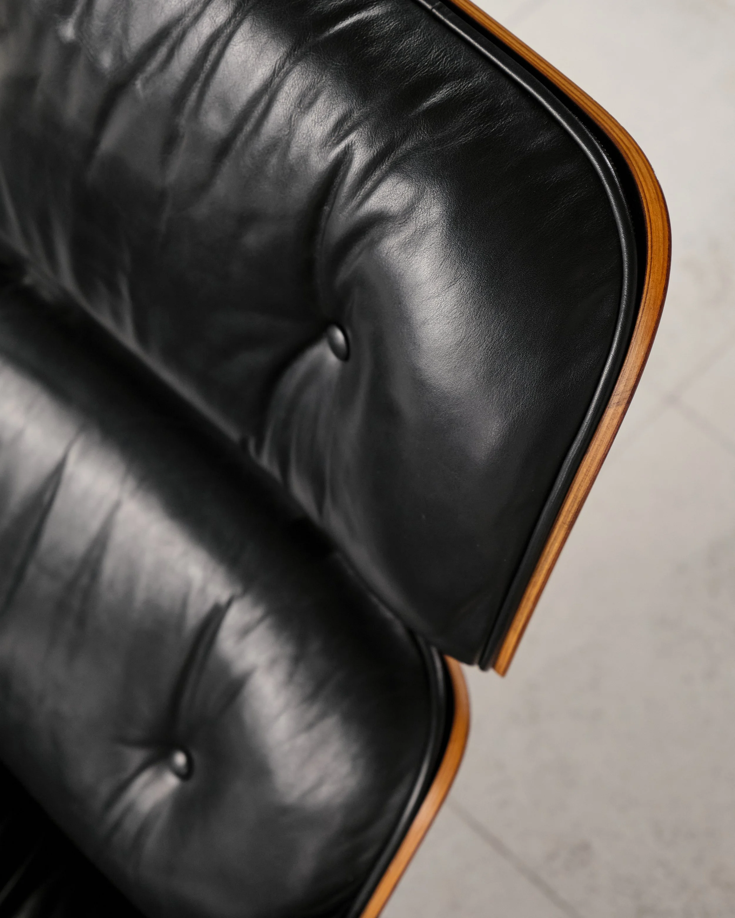eames-lounge-chair-rosewood-palisander-vitra-herman-miller-mid-century-modern-furniture-mucmodern-16.jpg