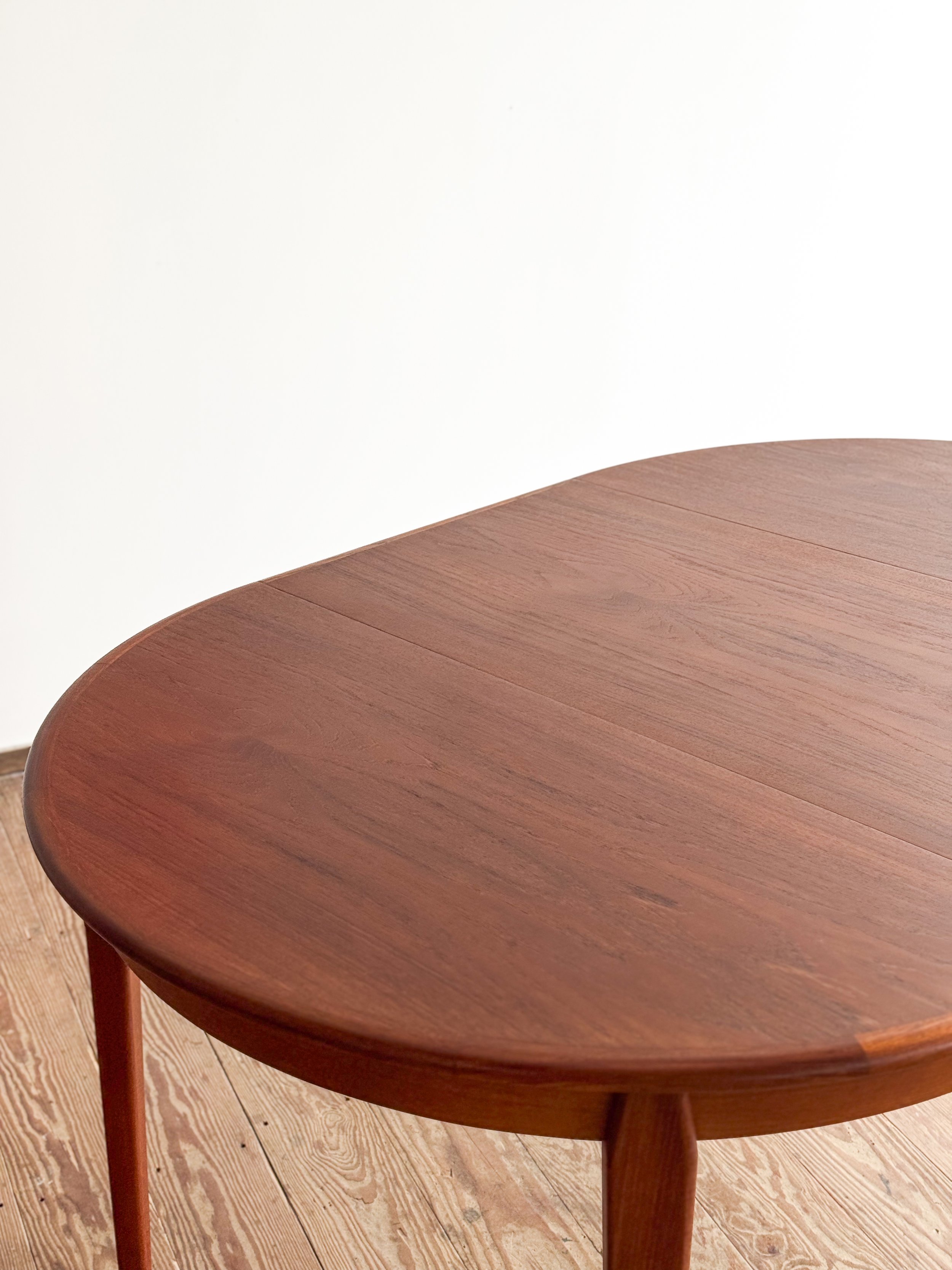 Erweiterbarer-runder-Esstisch-table-mid-century-modern-furniture-mucmodern-12.jpg