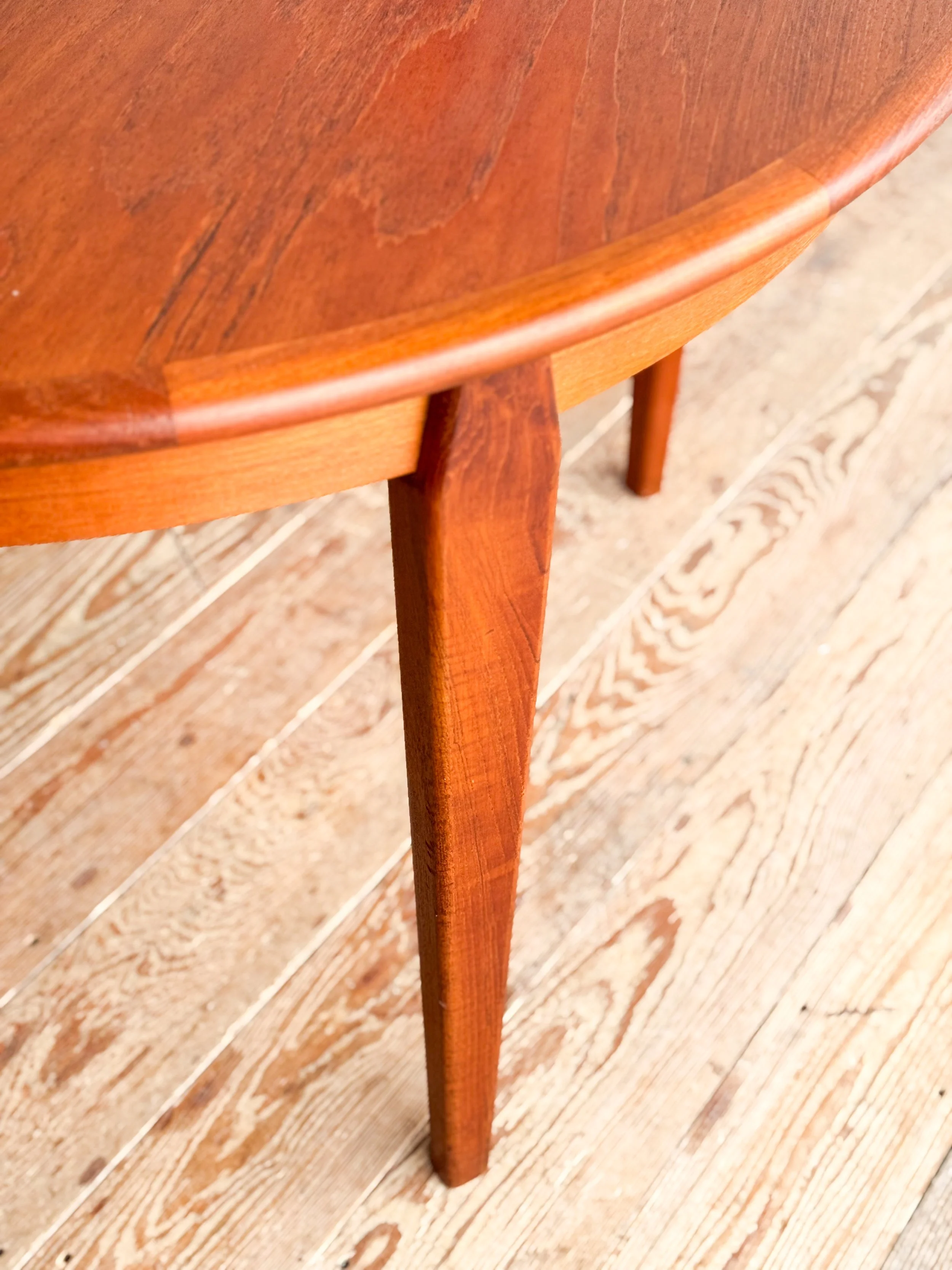 Erweiterbarer-runder-Esstisch-table-mid-century-modern-furniture-mucmodern-9.jpg