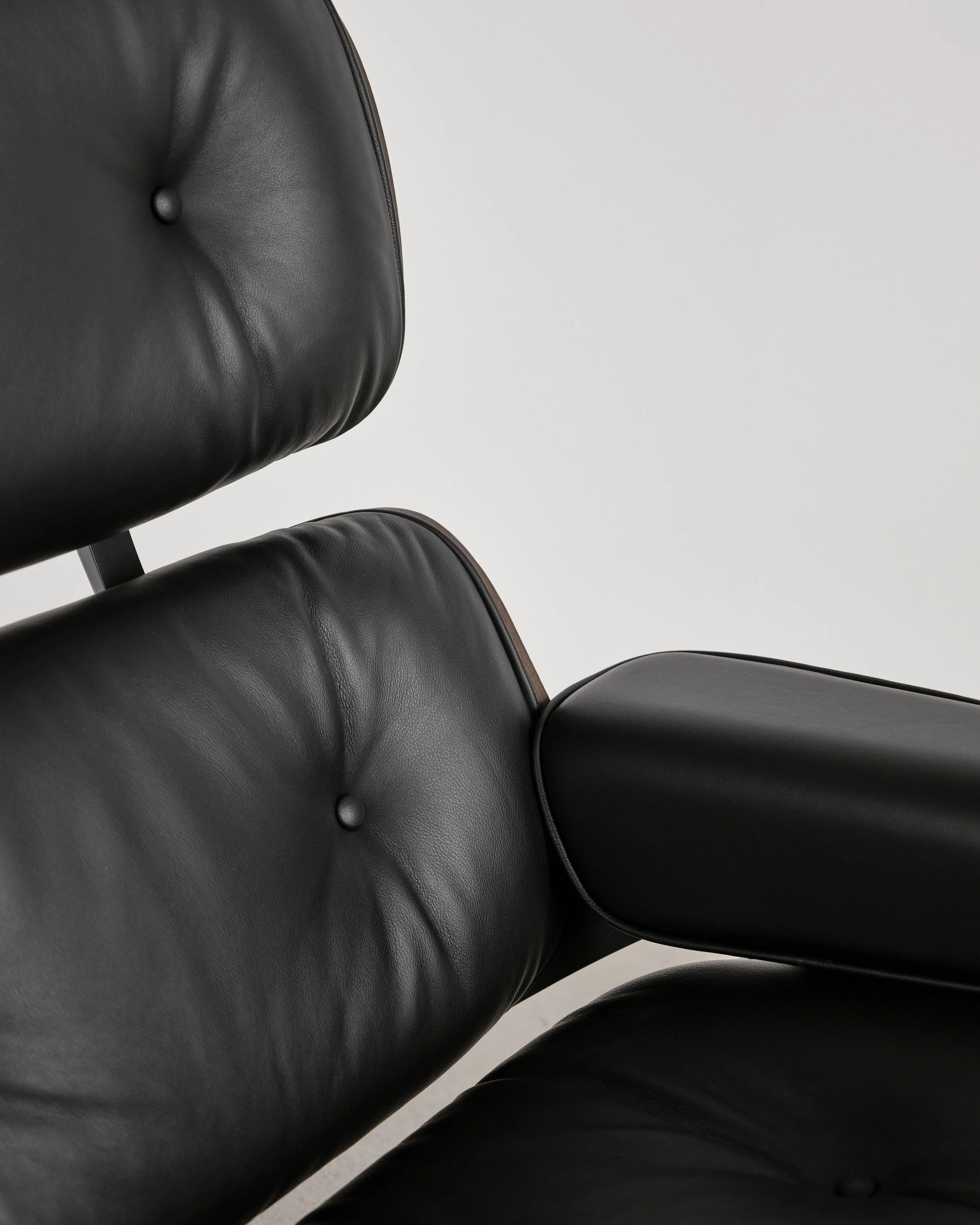 eames-lounge-chair-ottoman-schwarz-black-vitra-mid-century-modern-furniture-mucmodern-18.jpg