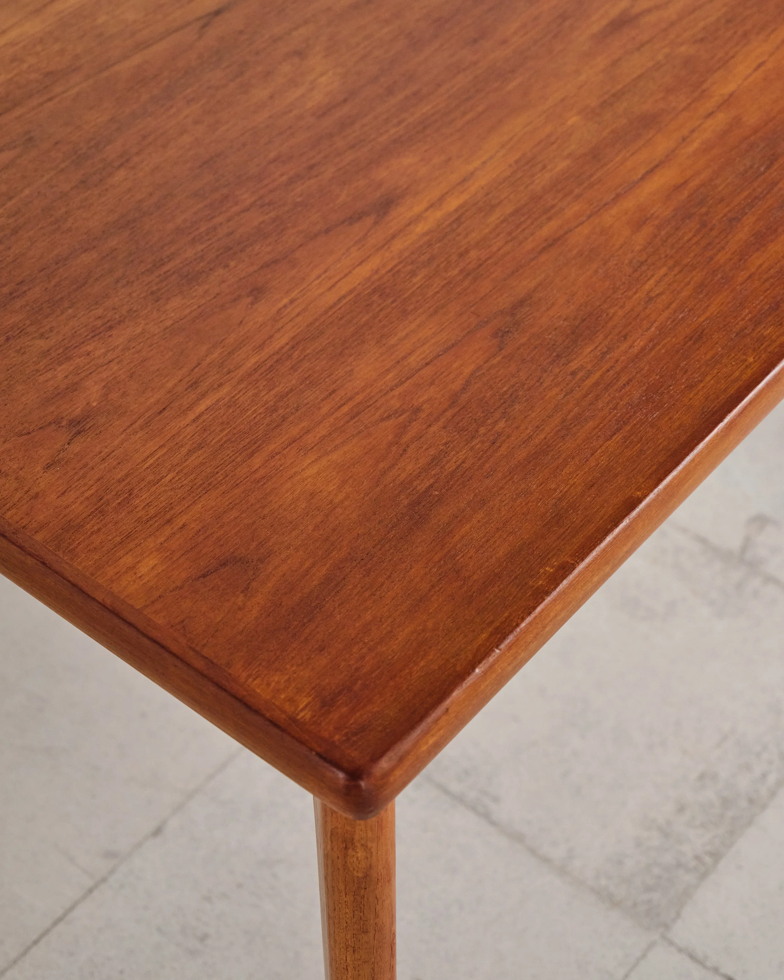 Tisch-table-henning-kjaernulf-mid-century-modern-furniture-mucmodern-12.jpg