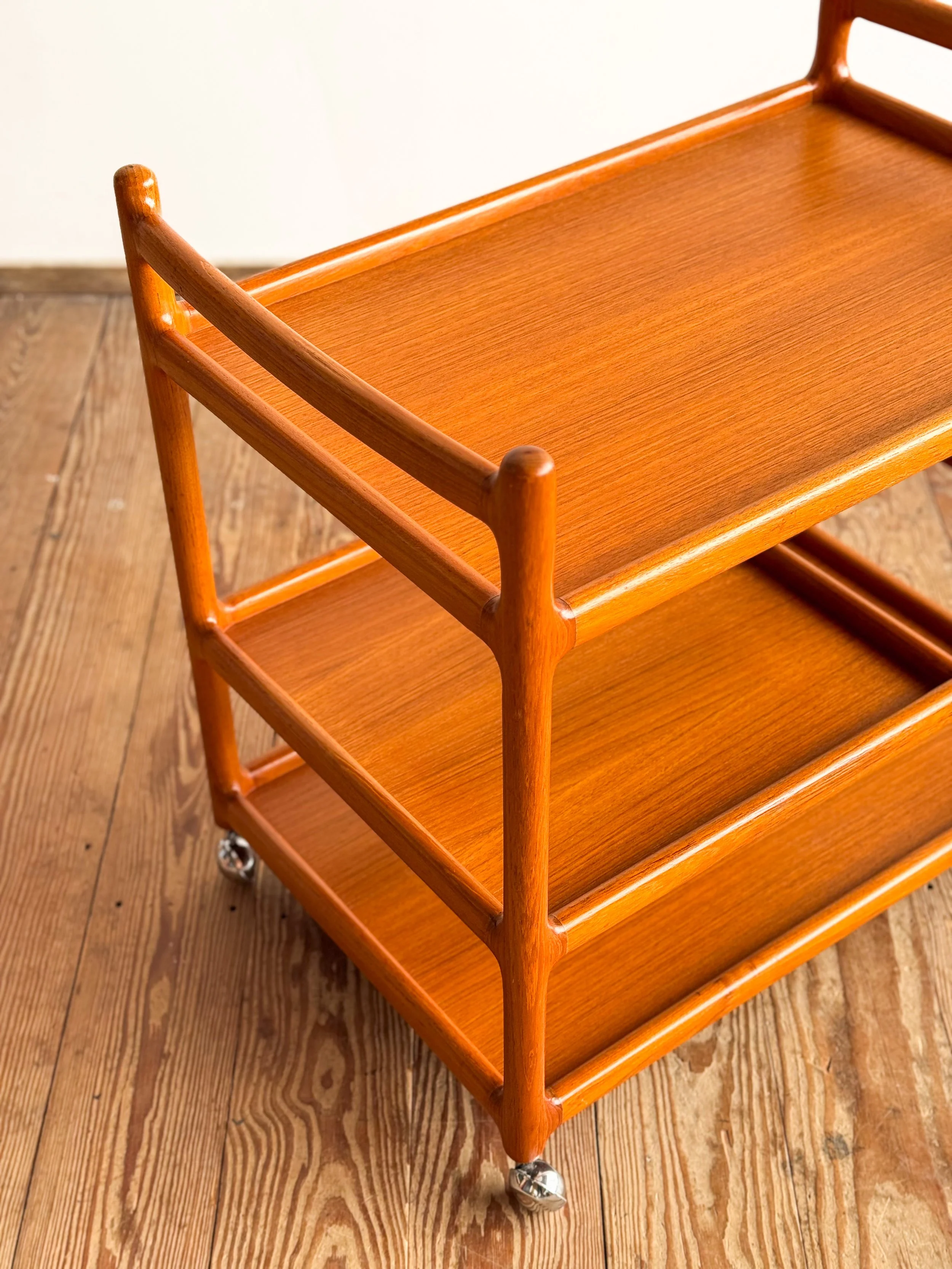 johannes-andersen-bar-trolley-mid-century-modern-furniture-mucmodern-10.jpg