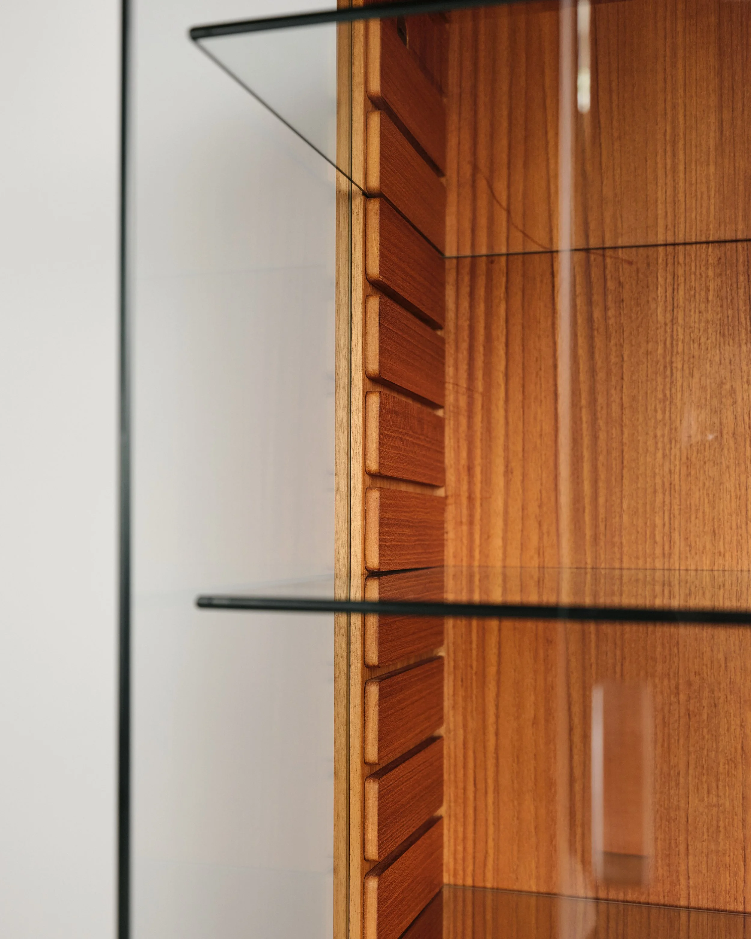behr-dieter-waeckerlin-vitrine-glas-display-showcase-mid-century-modern-furniture-mucmodern-17.jpg