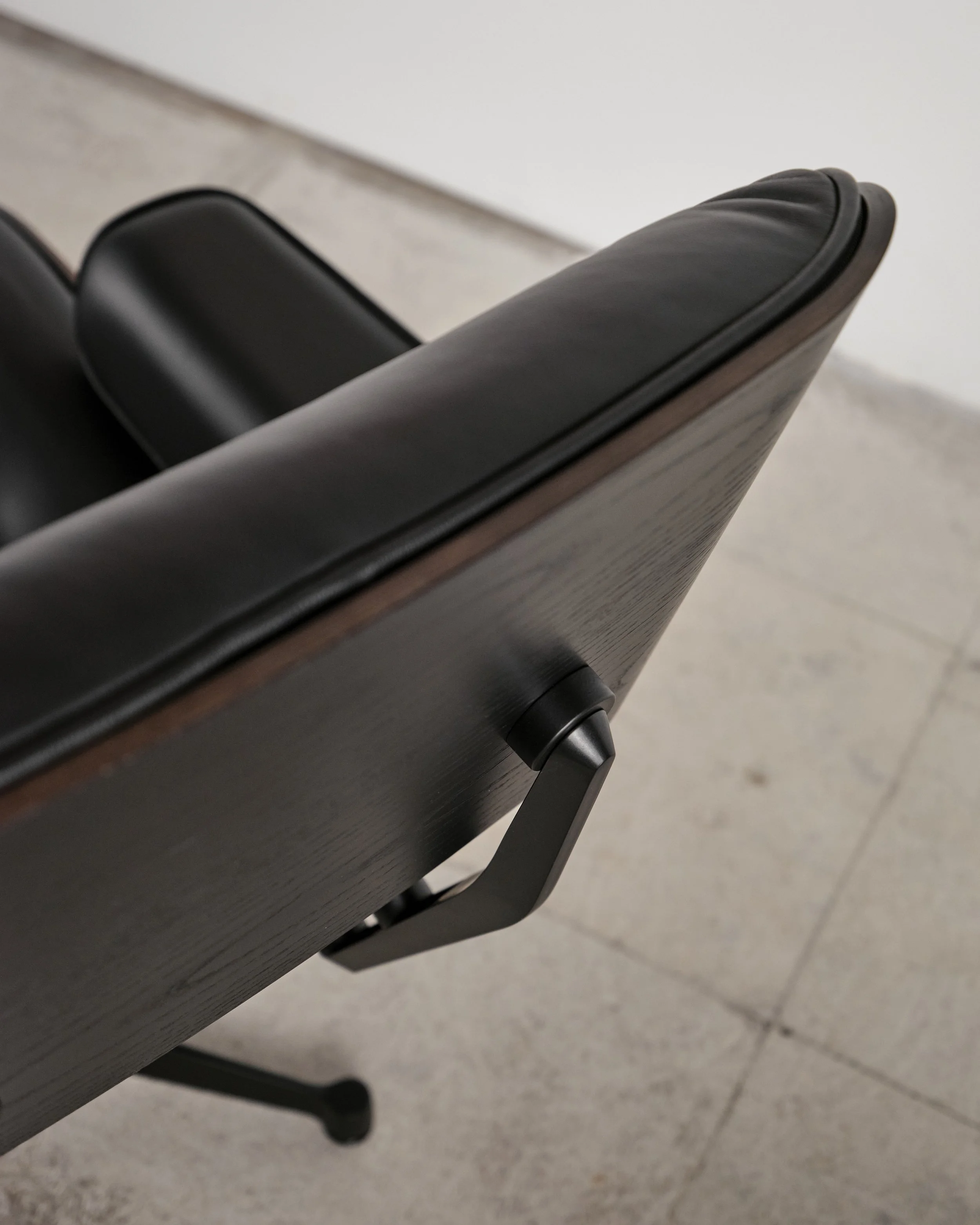 eames-lounge-chair-ottoman-schwarz-black-vitra-mid-century-modern-furniture-mucmodern-29.jpg