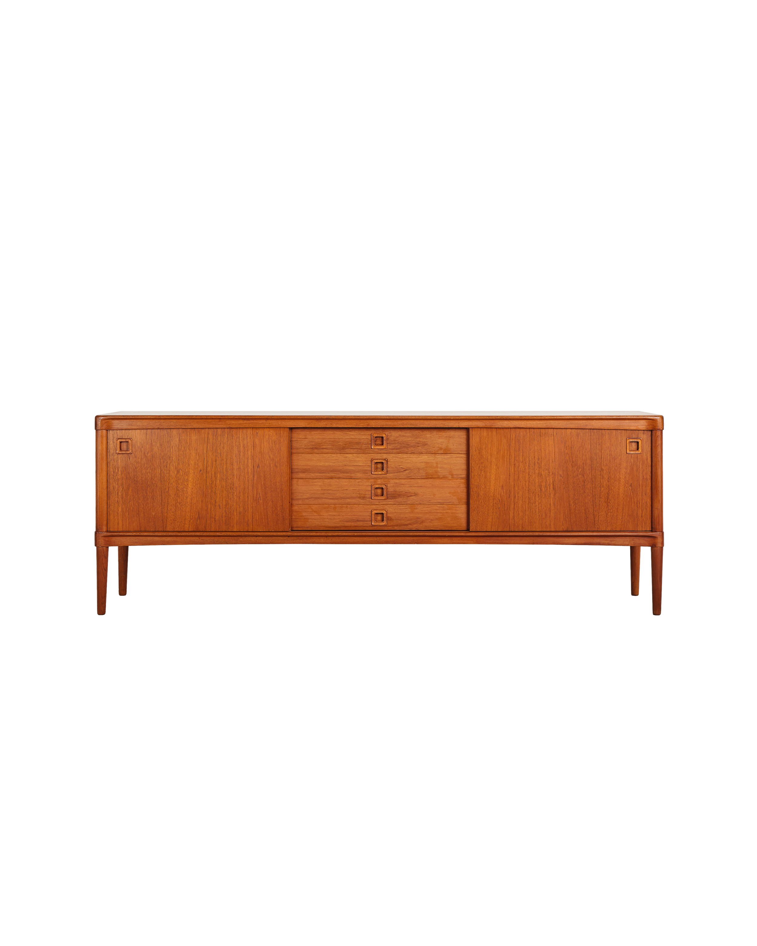 henry-w-klein-credenza-bramin-sideboard-teak-anrichte-mid-century-modern-furniture-mucmodern-1.png