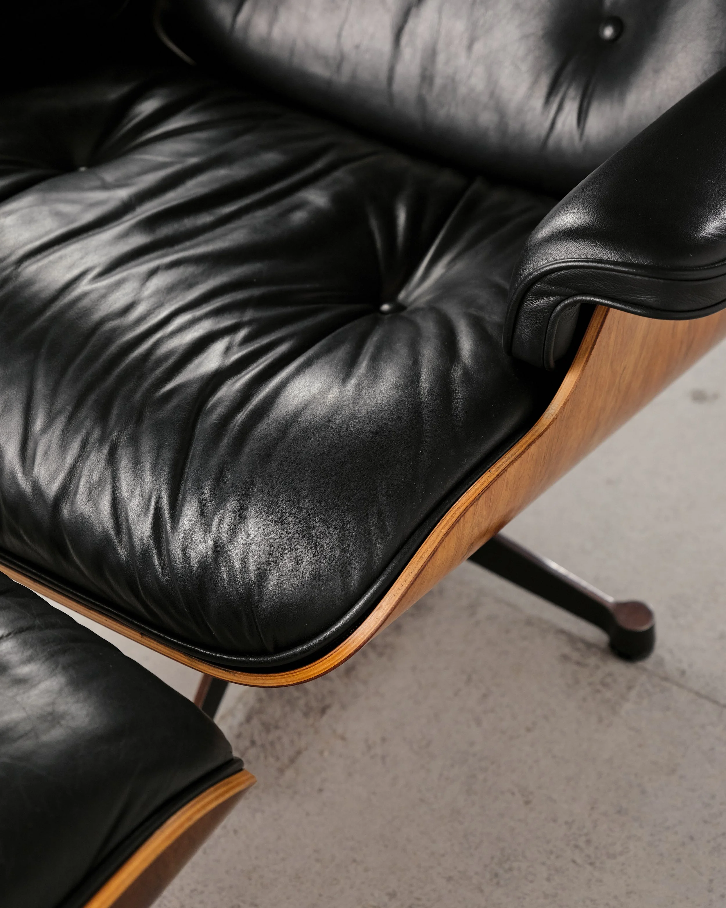 eames-lounge-chair-rosewood-palisander-vitra-herman-miller-mid-century-modern-furniture-mucmodern-17.jpg