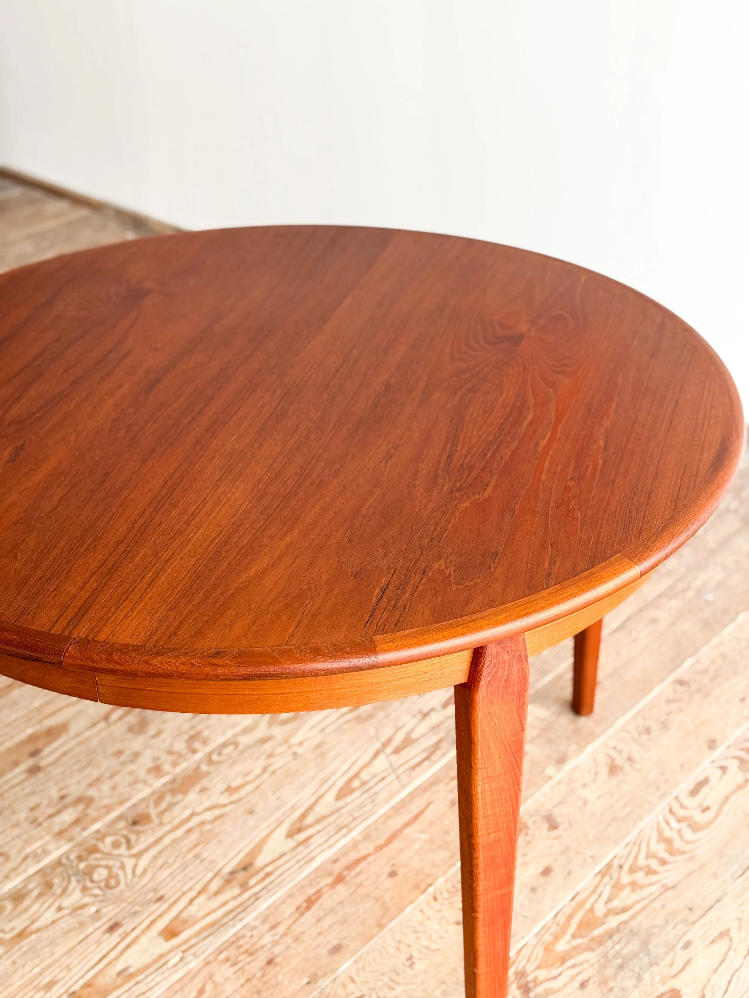 Erweiterbarer-runder-Esstisch-table-mid-century-modern-furniture-mucmodern-14.jpg