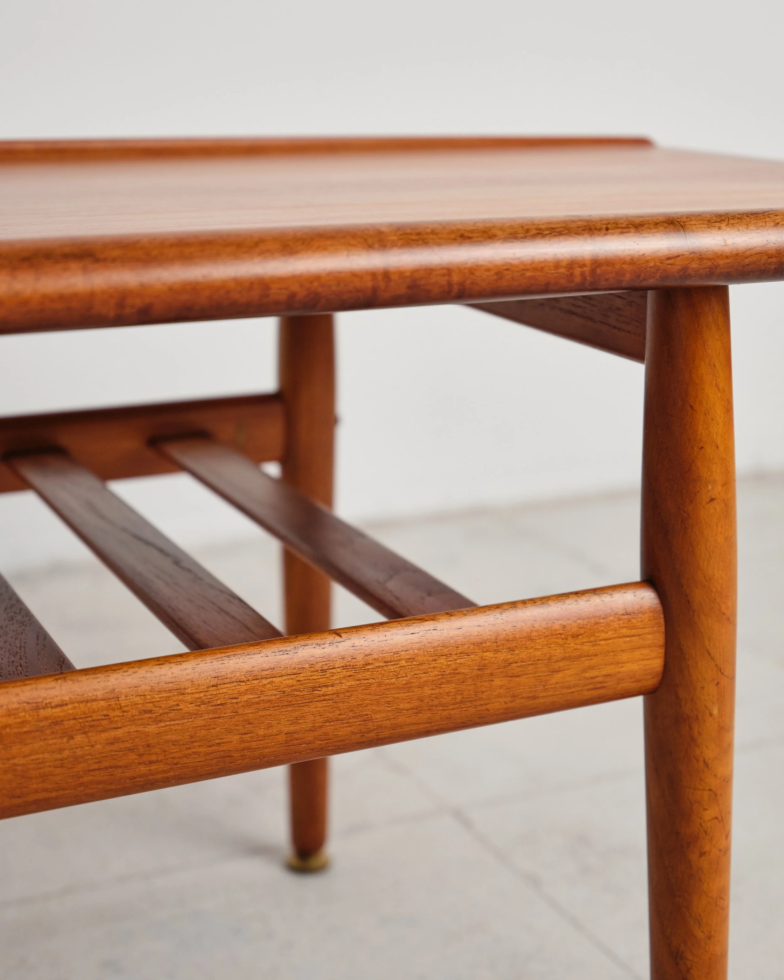 sofatisch-coffee-table-grete-jalk-mid-century-modern-furniture-mucmodern-11.jpg