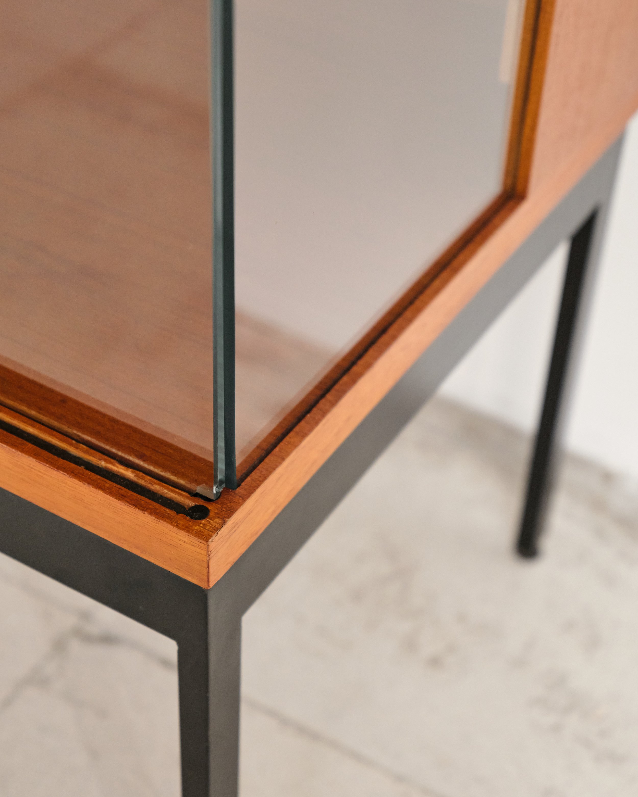 behr-dieter-waeckerlin-vitrine-glas-display-showcase-mid-century-modern-furniture-mucmodern-18.jpg