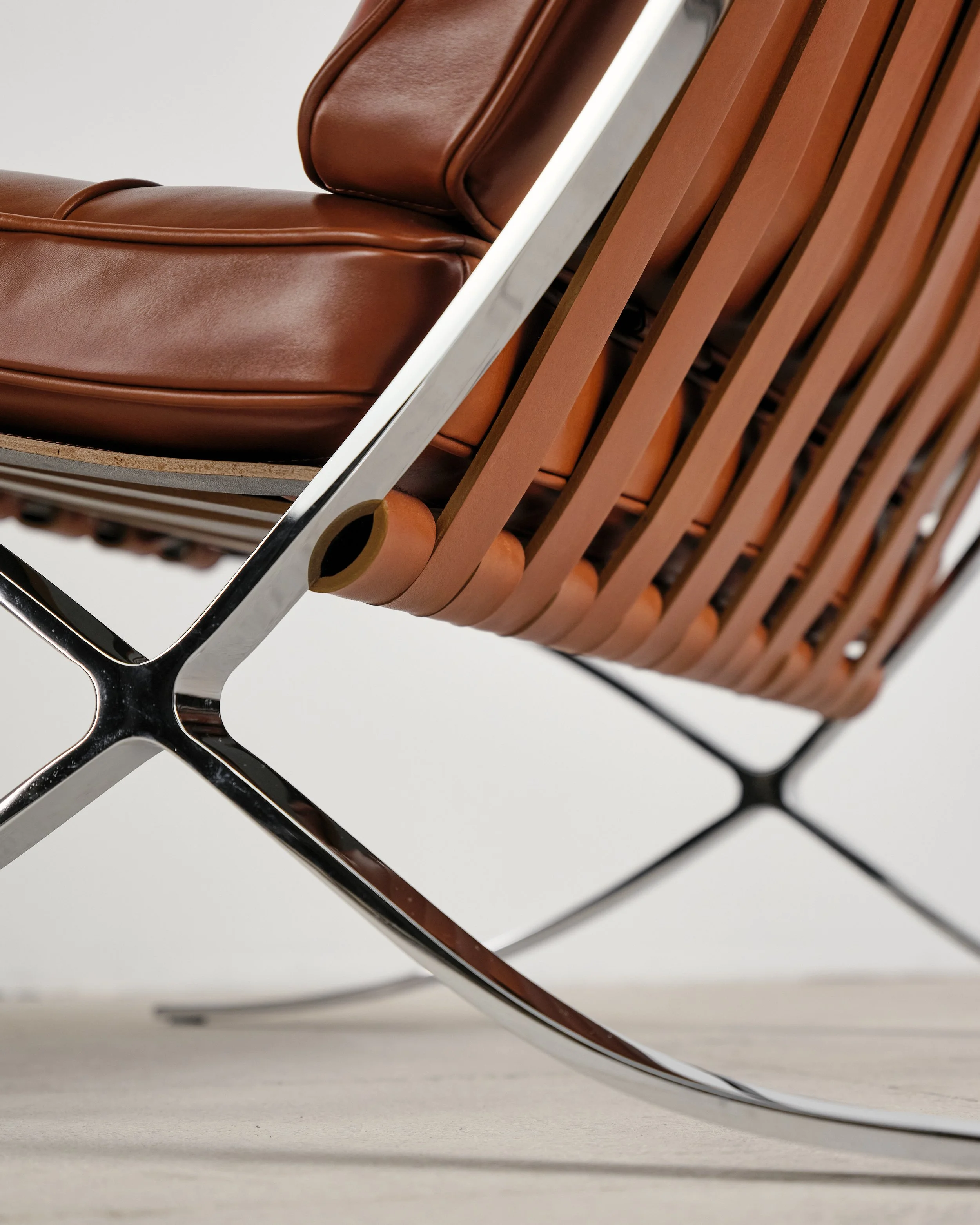 barcelona-chair-lounge-mies-van-der-rohe-knoll-international-bauhaus-mucmodern-37.jpg