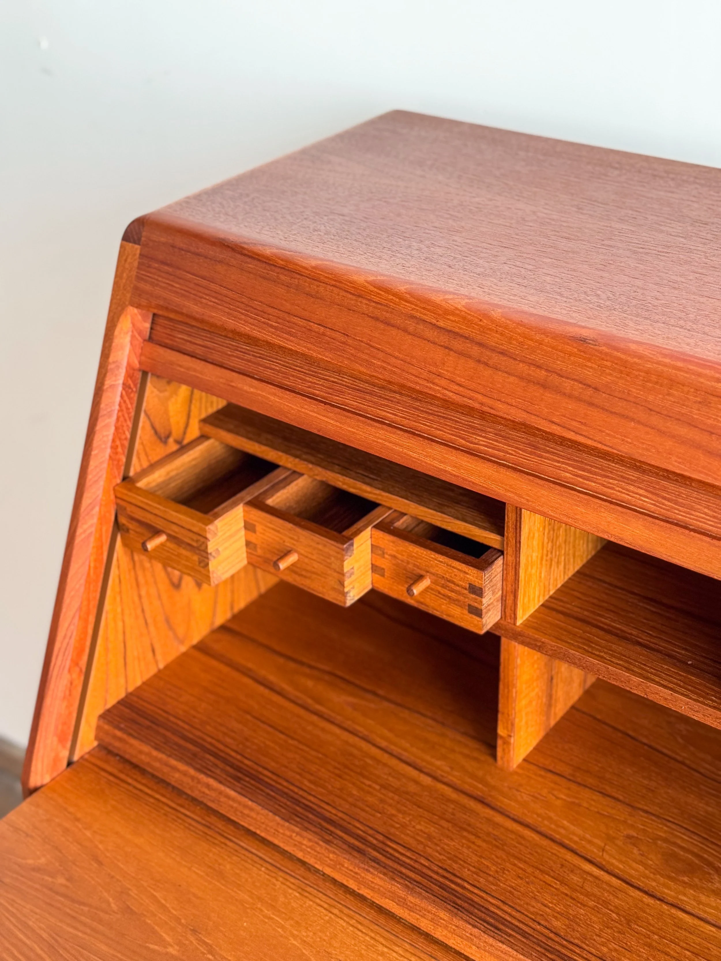 dyrlund-sekretär-secretary-desk-teak-mid-century-modern-furniture-mucmodern-14.jpg