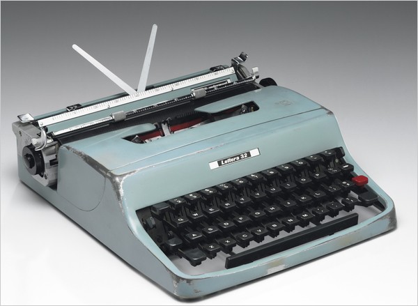 Olivetti Lettera 22 / 32 — Classic Typewriter Co.