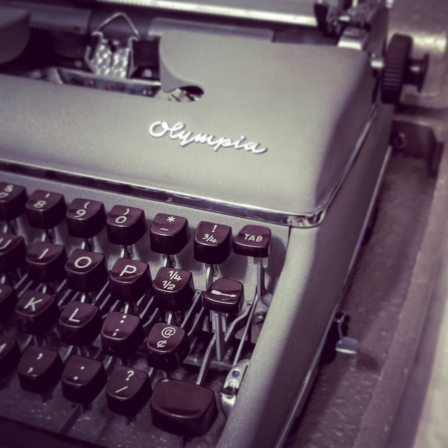 Olympia SM3 or SM4: Vintage Manual Typewriter with Case — Classic 