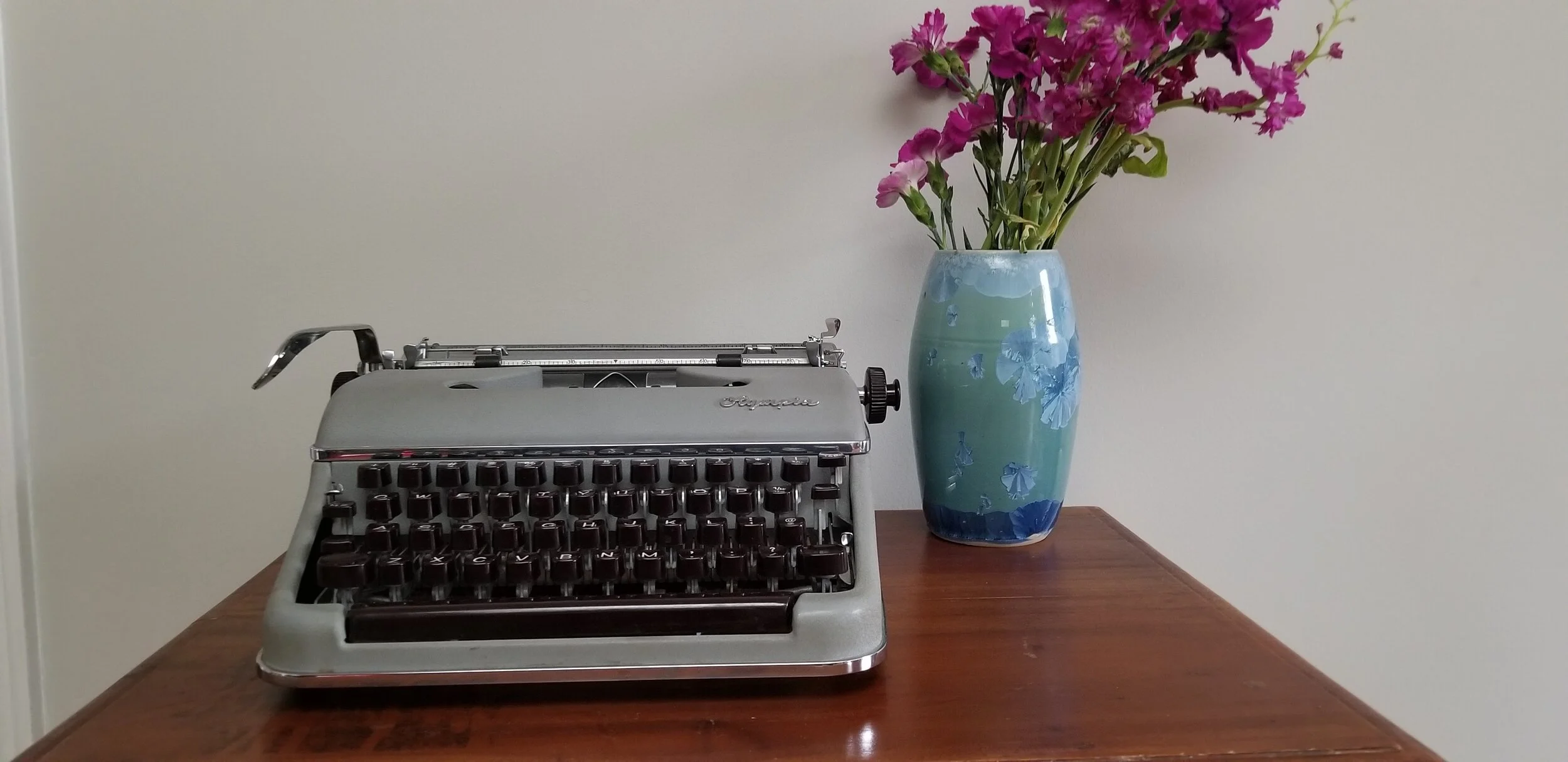 Olympia SM3 or SM4: Vintage Manual Typewriter with Case — Classic 
