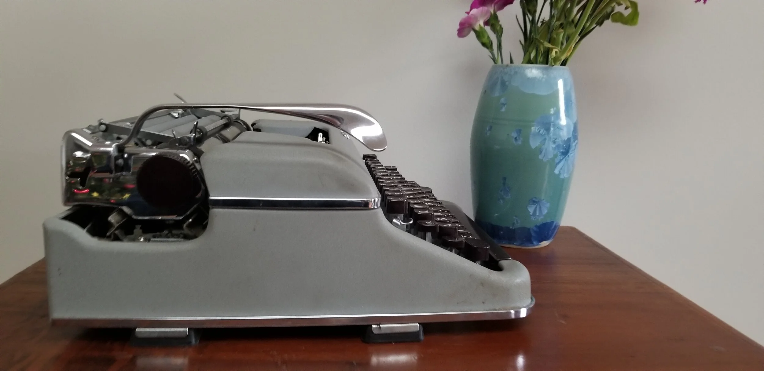 Olympia SM3 or SM4: Vintage Manual Typewriter with Case — Classic 