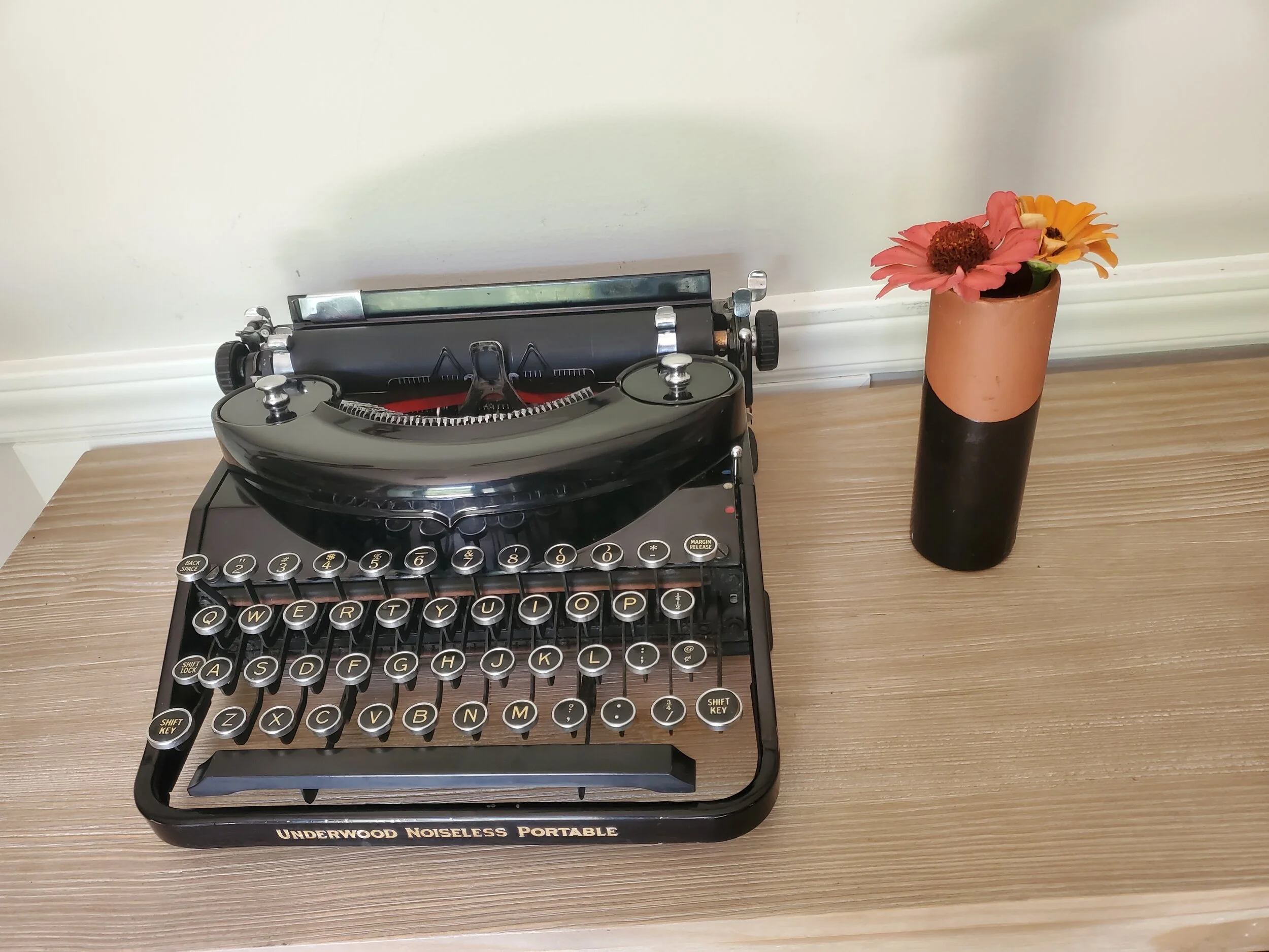 1930s Underwood Remington Noiseless Portable Typewriter | Glass