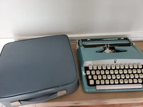 1960's Brother DeLuxe Vintage Manual Typewriter - With Case