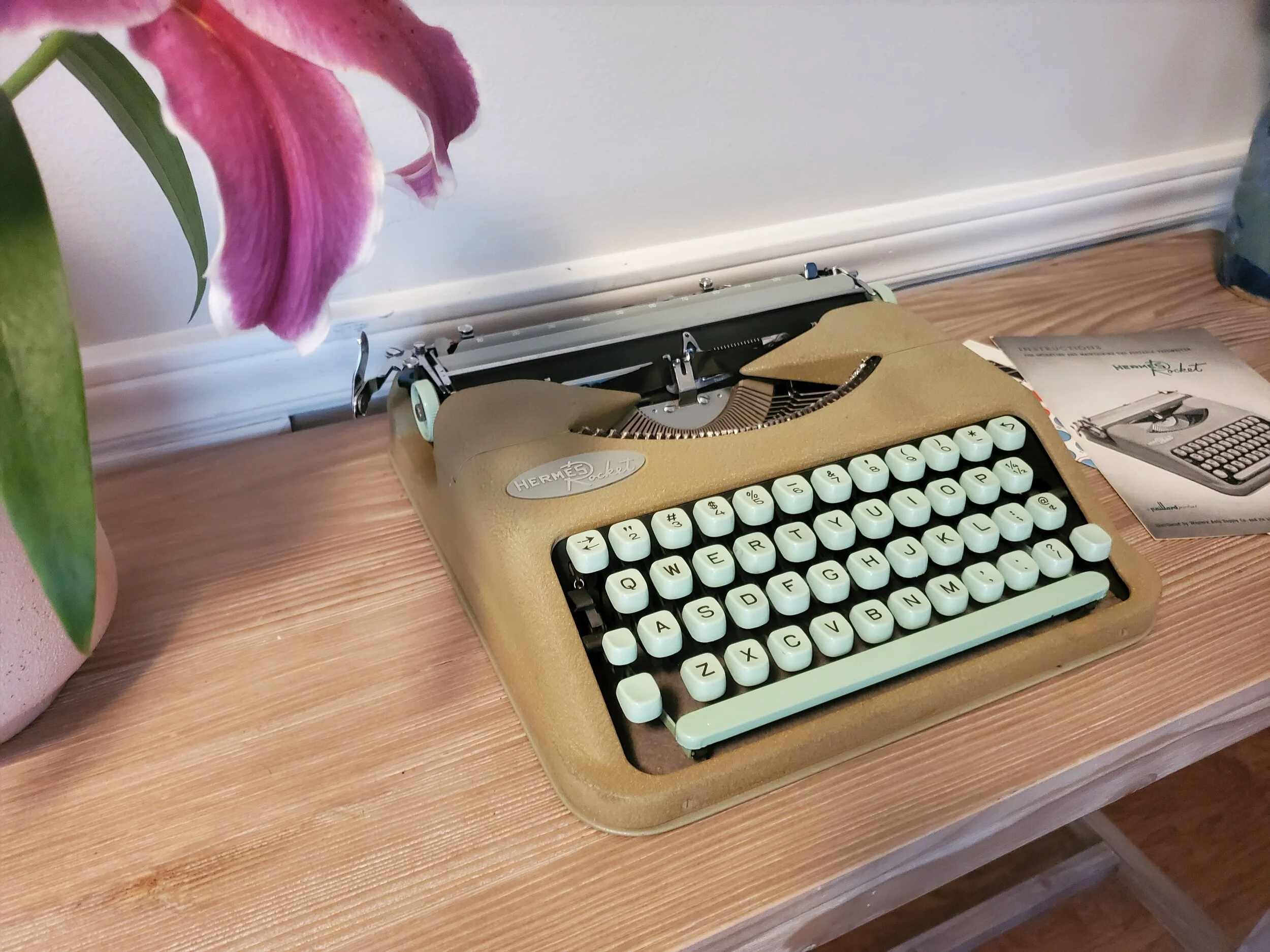 Circa 1956 Hermes Baby /Rocket Typewriter with case — Classic