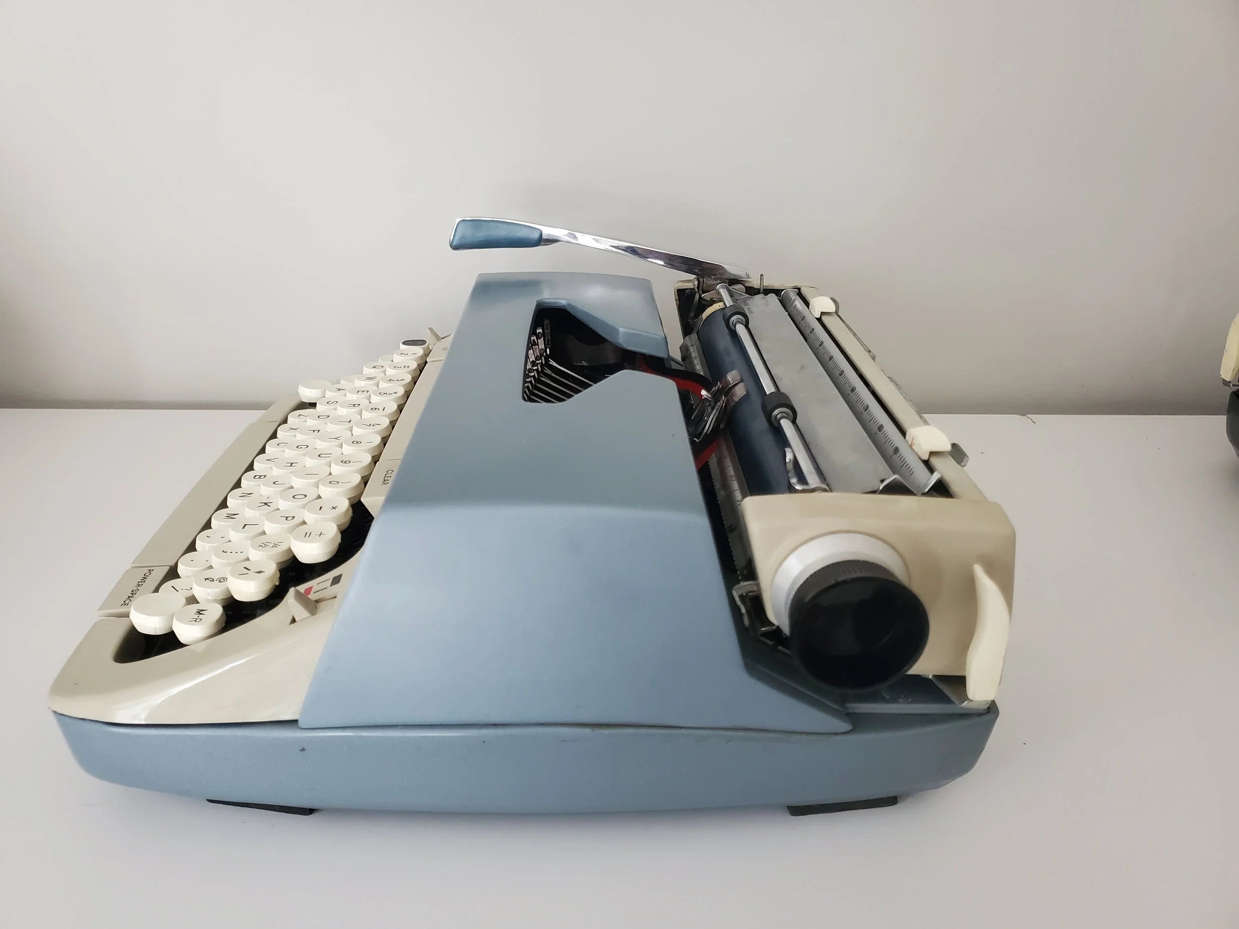Circa 1970 Smith Corona Galaxie Deluxe with Case — Classic
