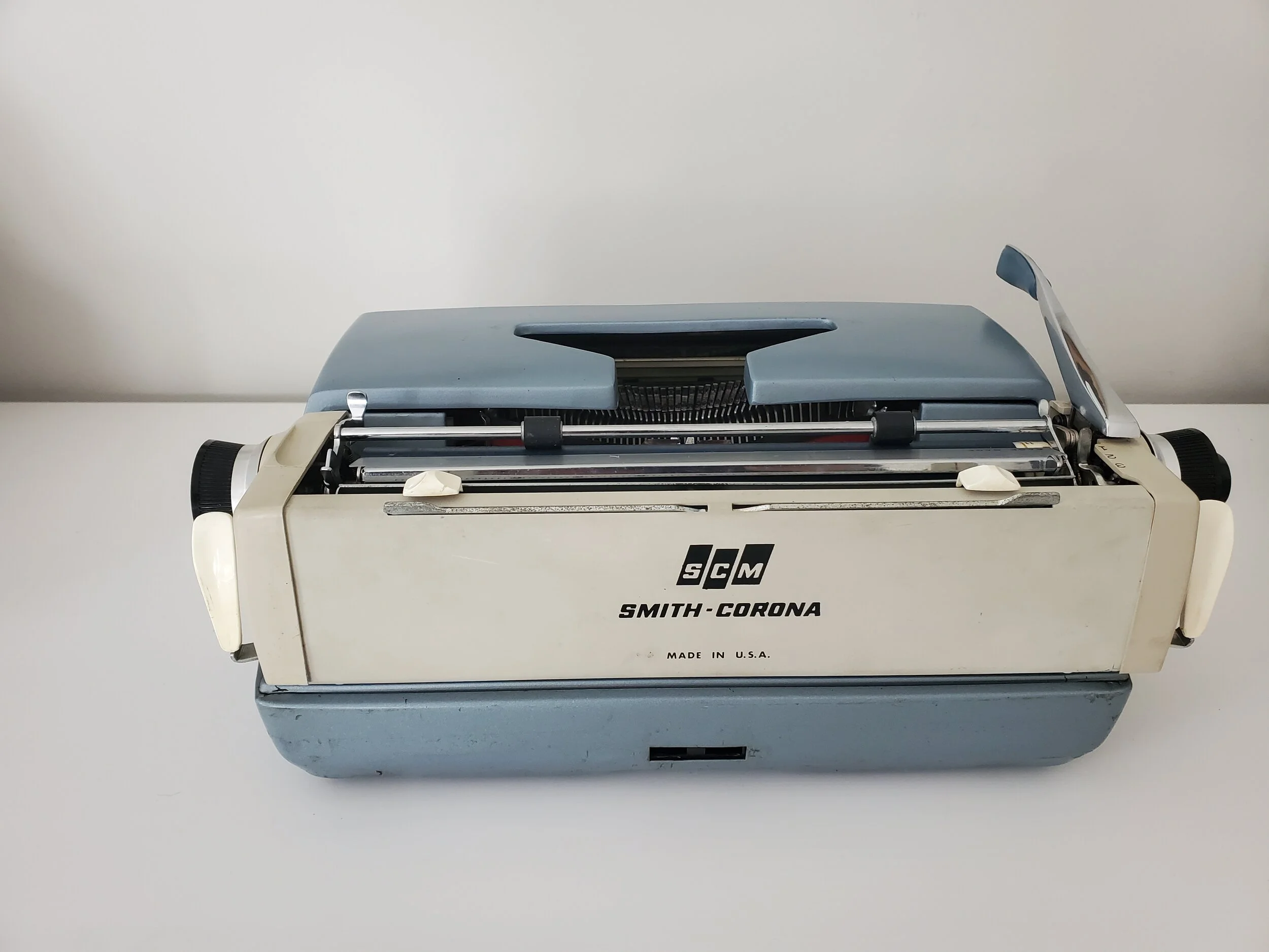 Circa 1970 Smith Corona Galaxie Deluxe with Case — Classic