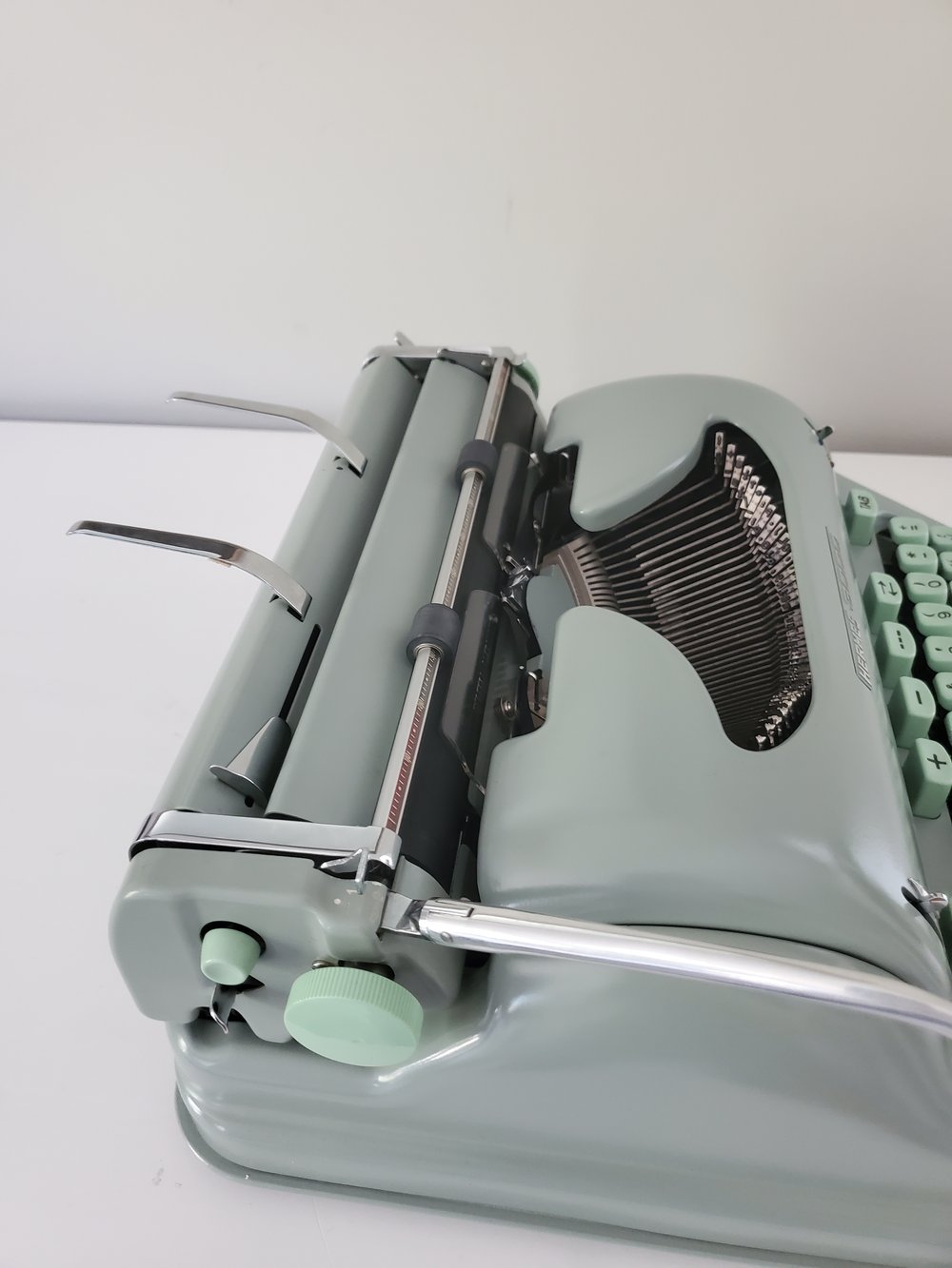 Hermes 3000 vintage typewriter with case and manual, serviced, ready to  write — Classic Typewriter Co.
